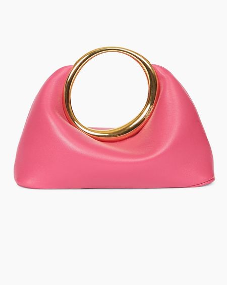Jacquemus

Le Petit Calino Leather Top-Handle Bag

Crafted of supple leather, the Le Petit Calino bag from Jacquemus features a goldtone ring handle

#LTKItBag #LTKParties #LTKStyleTip