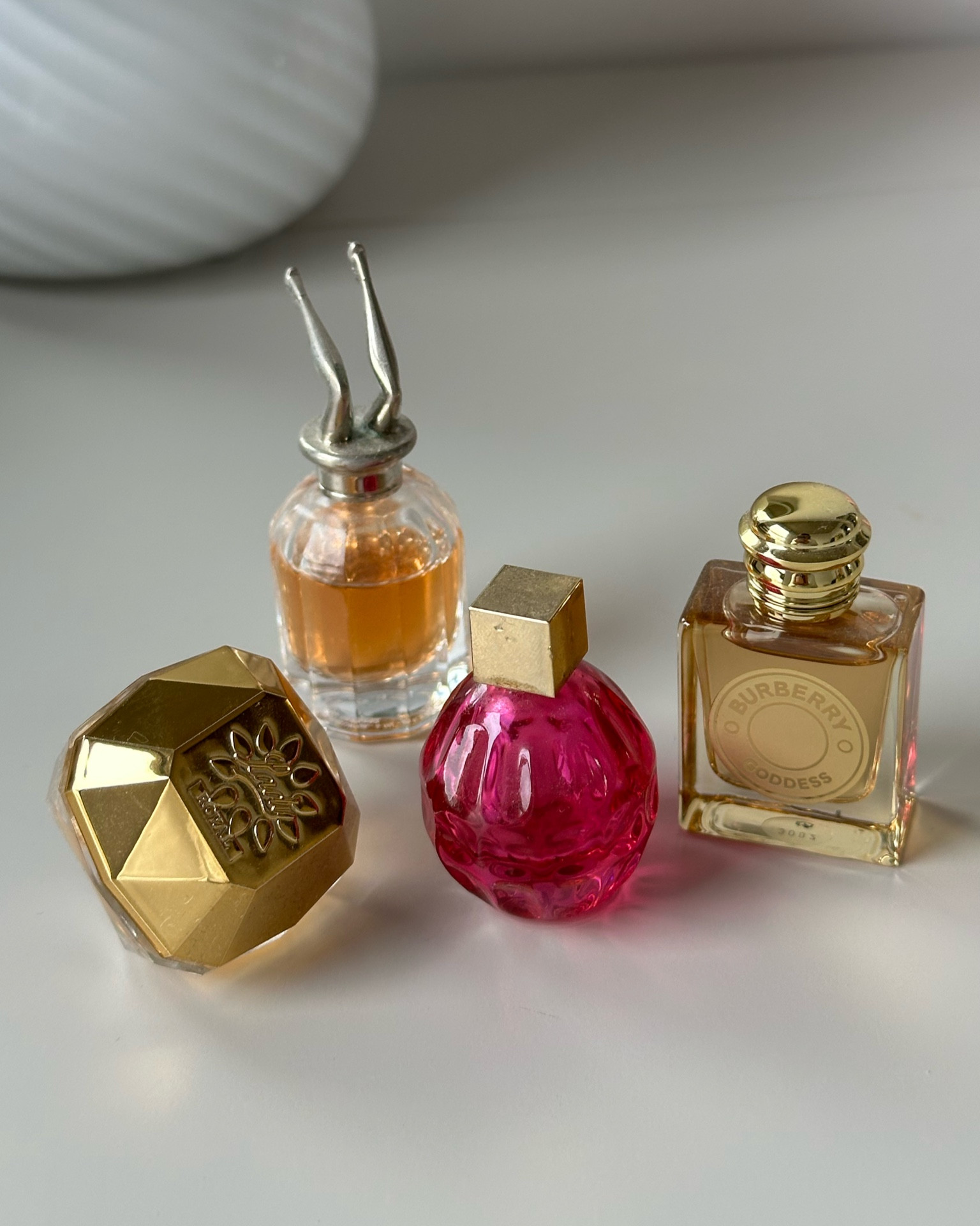Coleção de minis 🤏🏼✨💖

Sempre tenho pena de usar, desses o meu favorito é o Burberry com toque baunilha 🥰