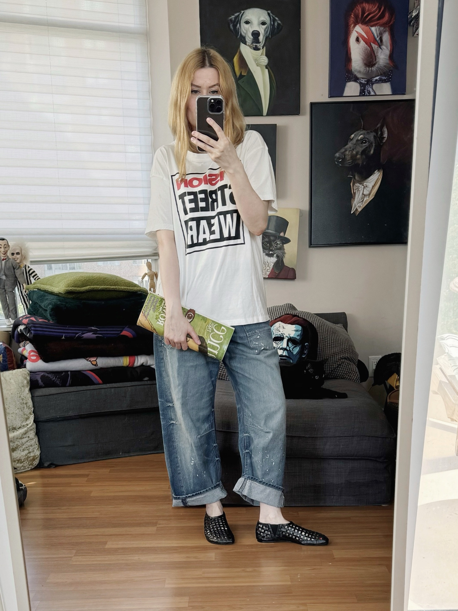 Sometimes all you need is a fun bag.
Style tip: if you ever come across a vintage magazine clutch buy it. They were are designed to look like you are carrying a rolled up magazine. It’s a great conversation piece. From the 70s

 •
#springlook #vintagebag  #torontostylist #StyleOver40  #secondhandFind #fashionstylist #slowfashion #FashionOver40  #MumStyle #genX #genXStyle #shopSecondhand #genXInfluencer #genXblogger #secondhandDesigner #Over40Style #40PlusStyle #Stylish40


#LTKOver40 #LTKStyleTip #LTKSeasonal