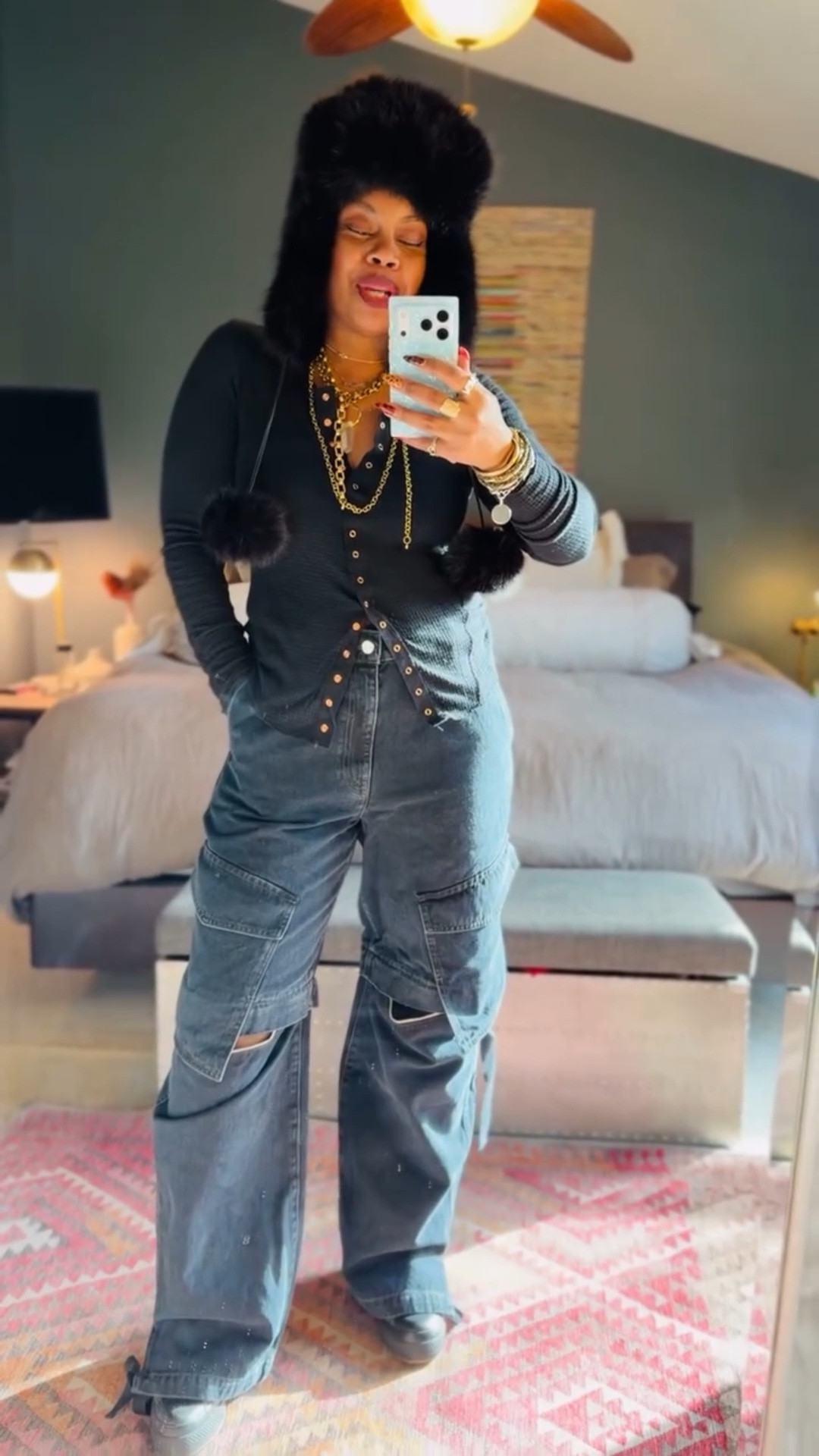 Hey girl! It’s a cold chilly day, but I’m ready! Cute, casual and comfy and y’all know I love these kinds of lewks!! What y’all think?!
•
•
Style over forty, denim style, fur hat, casual comfy