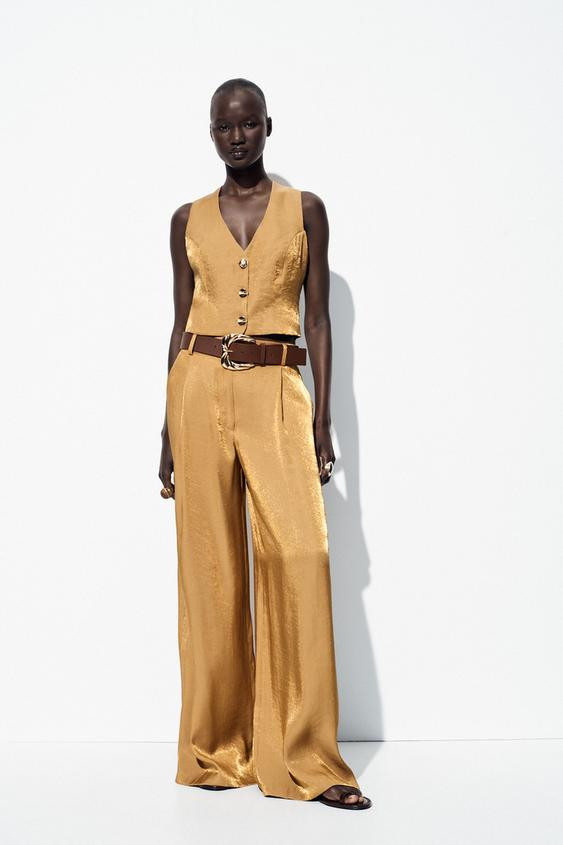 Sleeveless V-neck top. Front closure with gold buttons. | Zara US