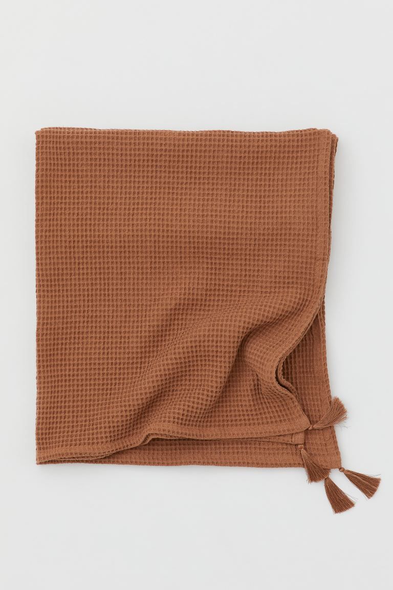Throw in soft, waffled cotton fabric with tassels at each corner. | H&M (US)
