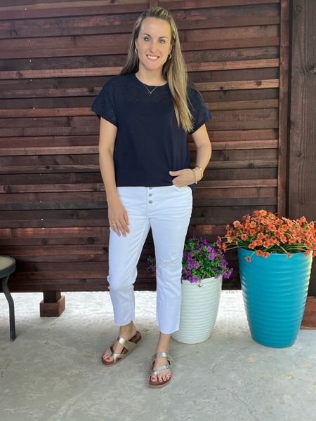 #walmartpartner A good pair of white denim bottoms can be hard to find.. well look no more! I found us a really nice pair on @Walmart! Great length and fit and they aren’t see-through! #walmartfashion @walmartfashion 