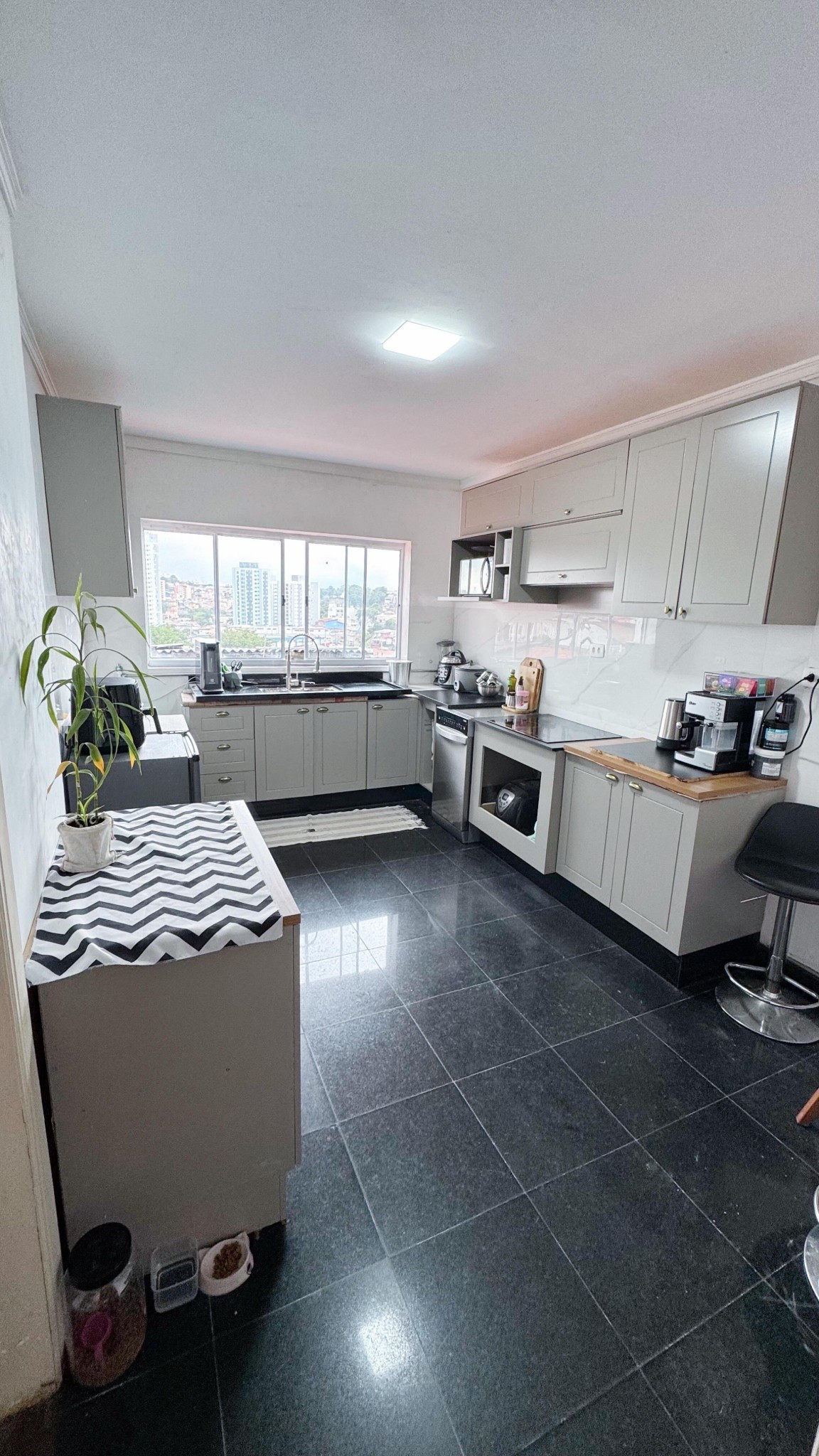 ♡ Cozinha ♡

Minha cozinha ainda não está totalmente pronta mas ja esta no caminhão 🙌🏼, eu mesma montei os armários e coloquei com ajuda da família, mas infelizmente ainda falta armários  o que está impedindo de fazer as pedras da bancada mas seguimos no improviso, ainda não comprei o forno e a geladeira já está para chegar🙏🏼 não vejo a hora de ver tudo pronto✨

Mas fico feliz de ver o quanto na evoluiu em nesse um mês que nos mudamos, fiquei uns 17 dias desse mês sem cozinha comprando comida todos os dias mas finalmente já posso usar a minha cozinha e fazer minha própria comida e lavar a minha louça tranquila 🥰

#donadecasa #vidareal #cozinha #cozinhamodulada #antesedepois #reforma #reformando #cozinhasimples