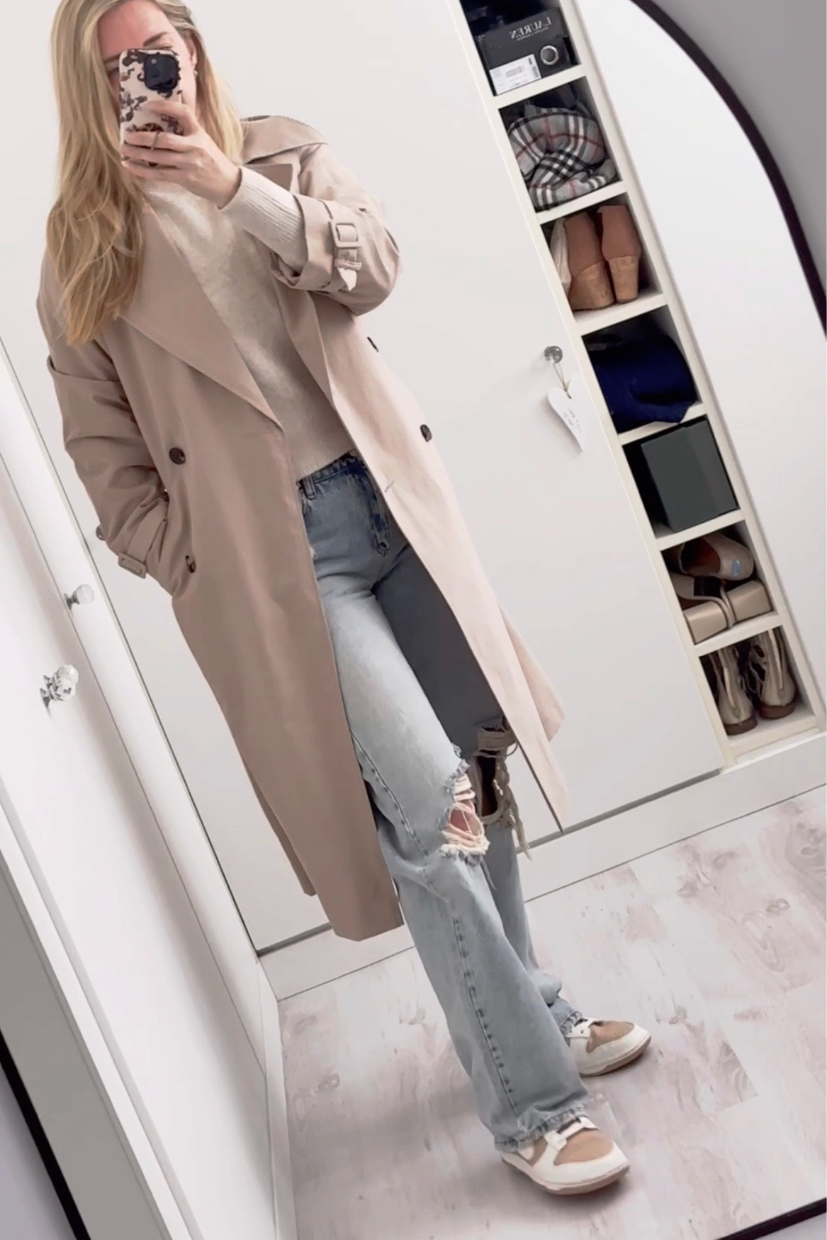 Getting back into autumn with a good classic trench coat! Ripped jeans and Nike dunks

#LTKSeasonal #LTKover40 #LTKBacktoSchool