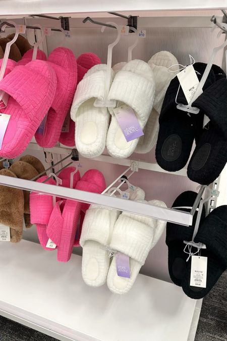 While in Target I saw these platform slide slippers and they look super comfy. I will add other slippers from this line, Stars above. 

Target finds, Stars above slippers, platform slippers, cross band faux fur slippers, single band slide slipper, footbed slippers, fleece crossover slippers 
