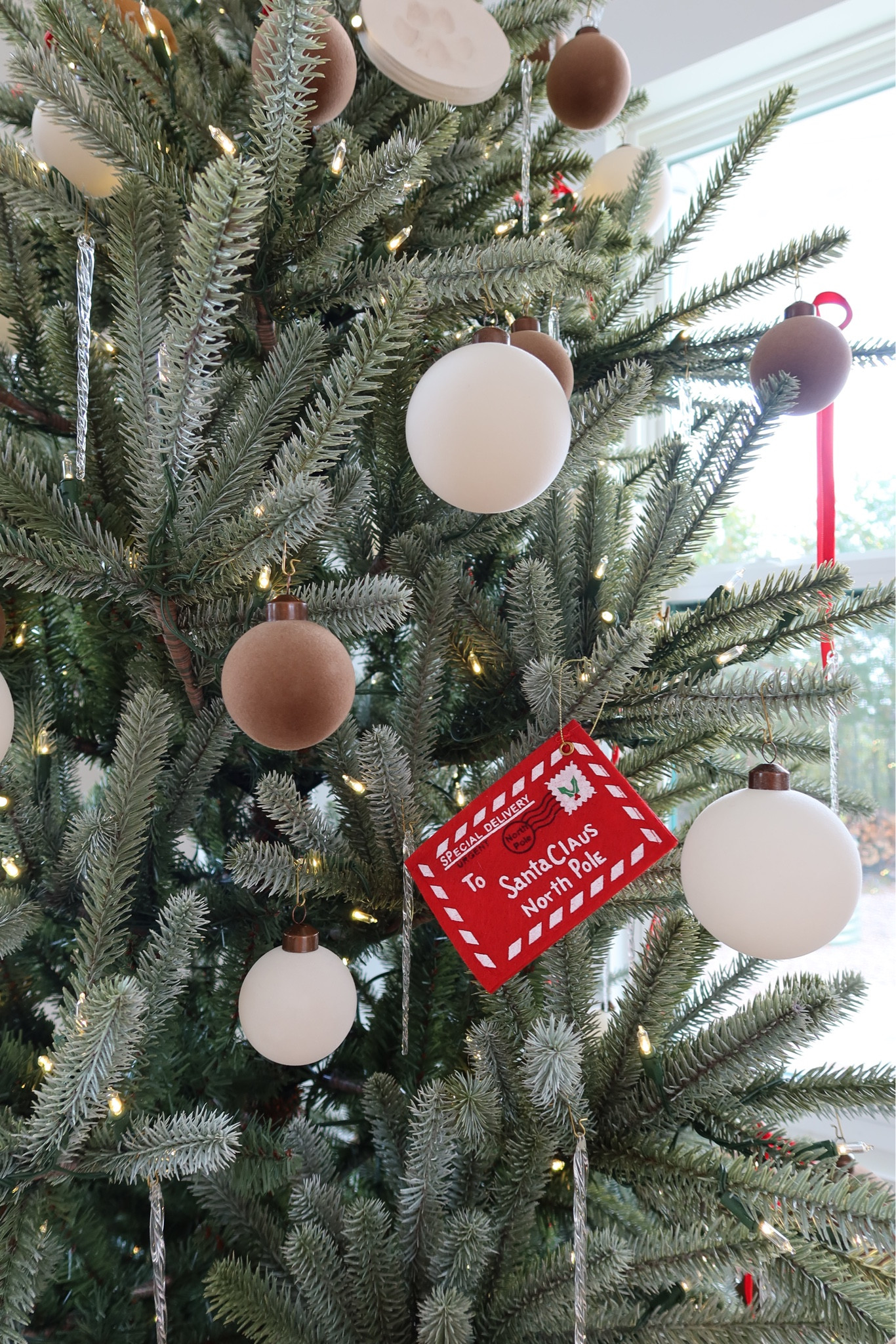 Tree decorations!
Brown and white velvet from Hobby Lobby and sold out. Linked a similar option!

#LTKHoliday #LTKSeasonal #LTKHome