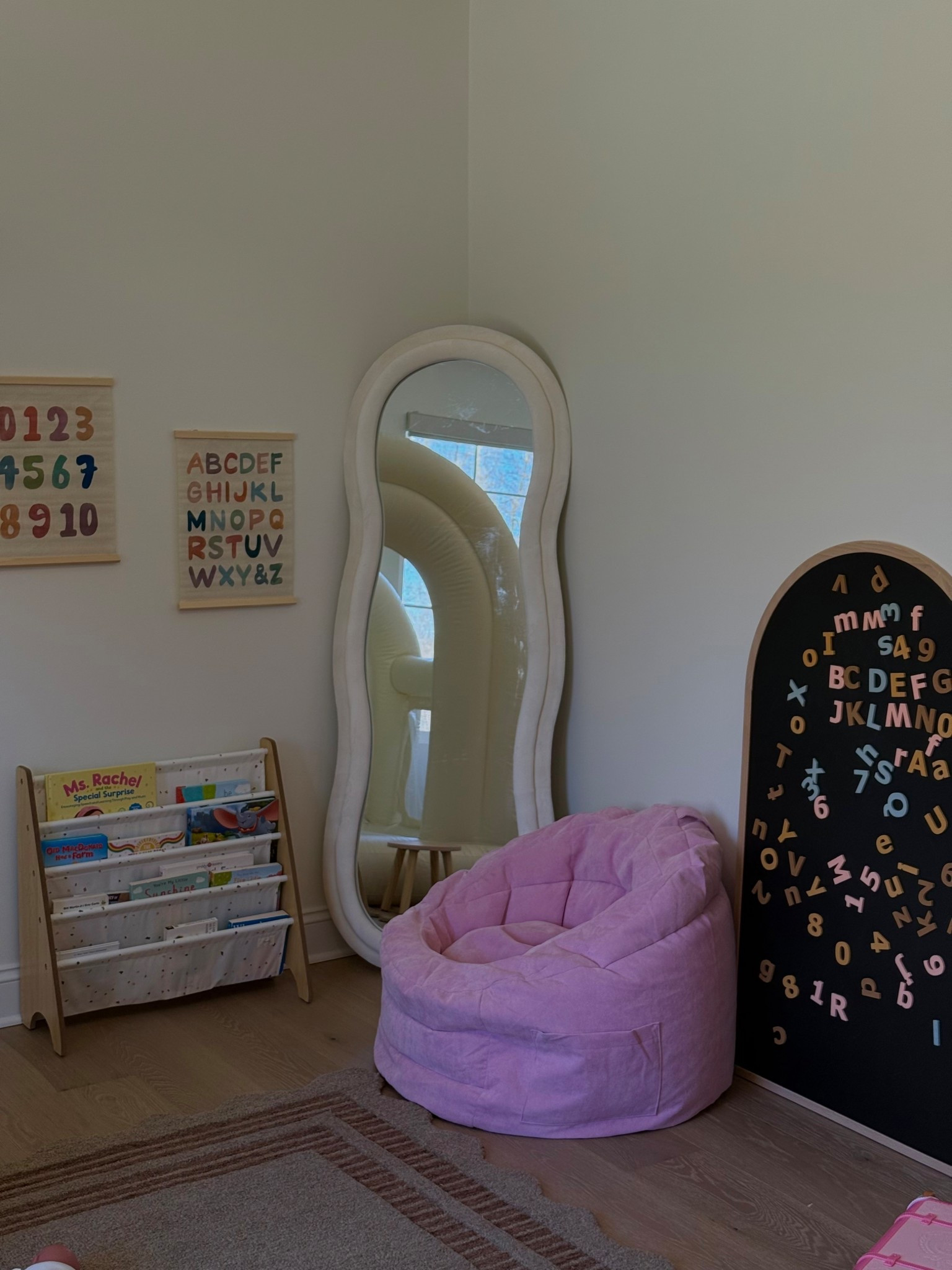 Little reading corner in our play room 📚

Neutral play room, toddler playroom, bookshelf, toddler bookshelf, Montessori play room