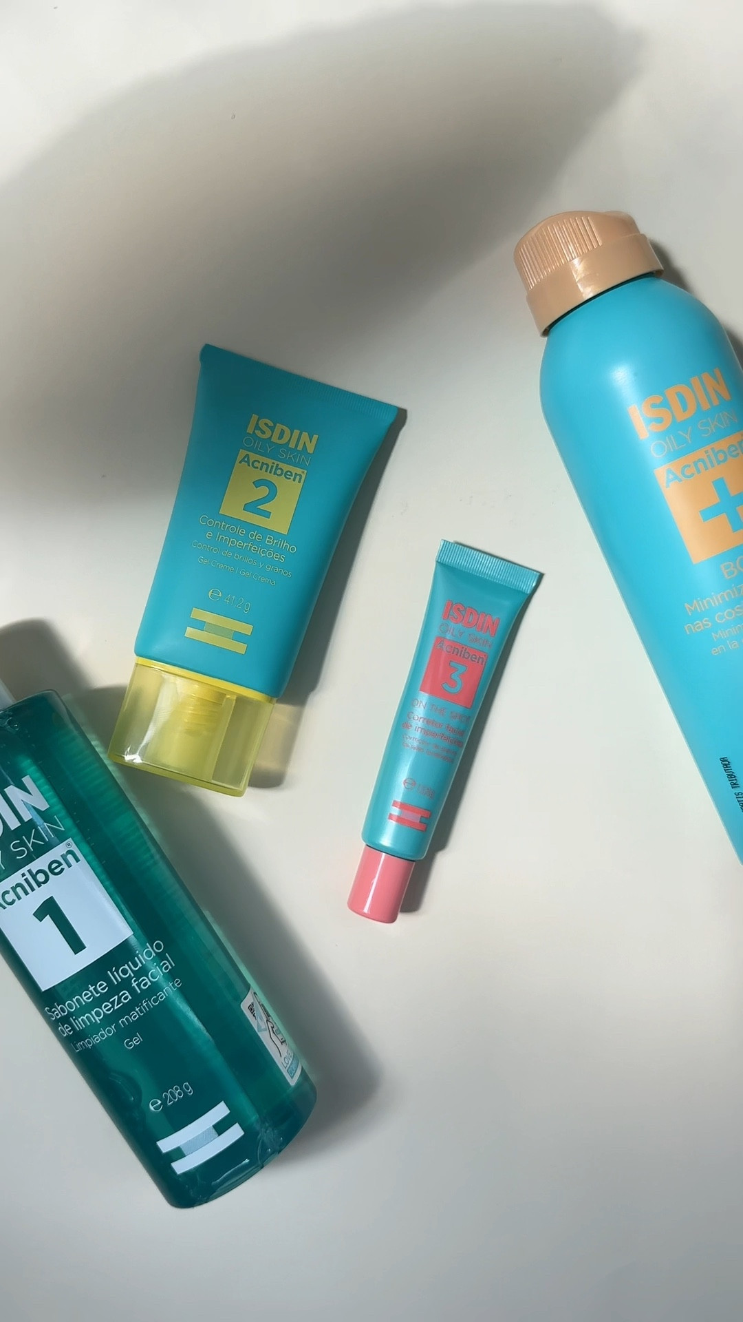 A linha de produtos Acniben é conhecida por oferecer soluções para o cuidado da pele oleosa e propensa à acne. 

Ela inclui produtos como: 
🧴1 - Gel de limpeza facial ( ajuda a higienizar a pele e desobstruir os poros) 

🧴2- O gel creme controle de brilho : ( ajuda a controlar o brilho e as imperfeições, ajuda na diminuição de espinhas e tem efeito matificante )

🧴3- Gel secativo ON THE SPOT ( ajuda a eliminar espinhas localizadas ) 

🧴4- Acniben Body ( Spray corporal para acne, de secagem rápida ) 

Adquira já clicando nos produtos abaixo❤️🫶

#LTKVideo #LTKbrasil #LTKbeauty