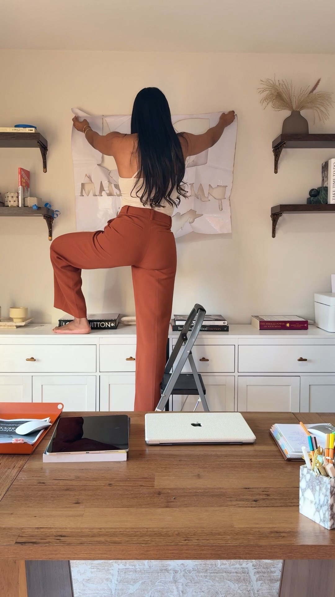 🇺🇸 When I first imagined my interior design studio, I wanted every detail to feel intentional — even the name on the wall. ✨
So I ordered this custom gold metal logo on Etsy (I’ll leave the link in bio for anyone who wants it). It arrived beautifully wrapped in bubble plastic, with each letter protected and a stencil that makes it super easy to apply. You just peel the back and press — no tools needed.
I love how it instantly adds elegance and personality to the room… it feels like the space finally has its own identity — like Maison Gerlani officially came to life. 💫

🇧🇷 Quando imaginei o meu estúdio de design de interiores, eu queria que cada detalhe fosse intencional — até o nome na parede. ✨
Então eu encomendei esse logo personalizado em metal dourado no Etsy (vou deixar o link na bio pra quem quiser). Ele chegou super bem embalado, com cada letra protegida e um molde que torna a aplicação super fácil. É só remover o verso e colar — sem precisar de ferramentas.
Amei como ele adiciona elegância e personalidade ao ambiente… parece que o espaço finalmente ganhou uma identidade — como se a Maison Gerlani tivesse ganhado vida. 💫

🌿 #InteriorDesignStudio #HomeOfficeInspo #EtsyFinds #StudioDecor #AestheticWorkspace #MaisonGerlani #HomeDetails #CustomDesign #GoldAccent #WallLogo #InteriorDesignInspo #DecorBilingue #EstiloCasa