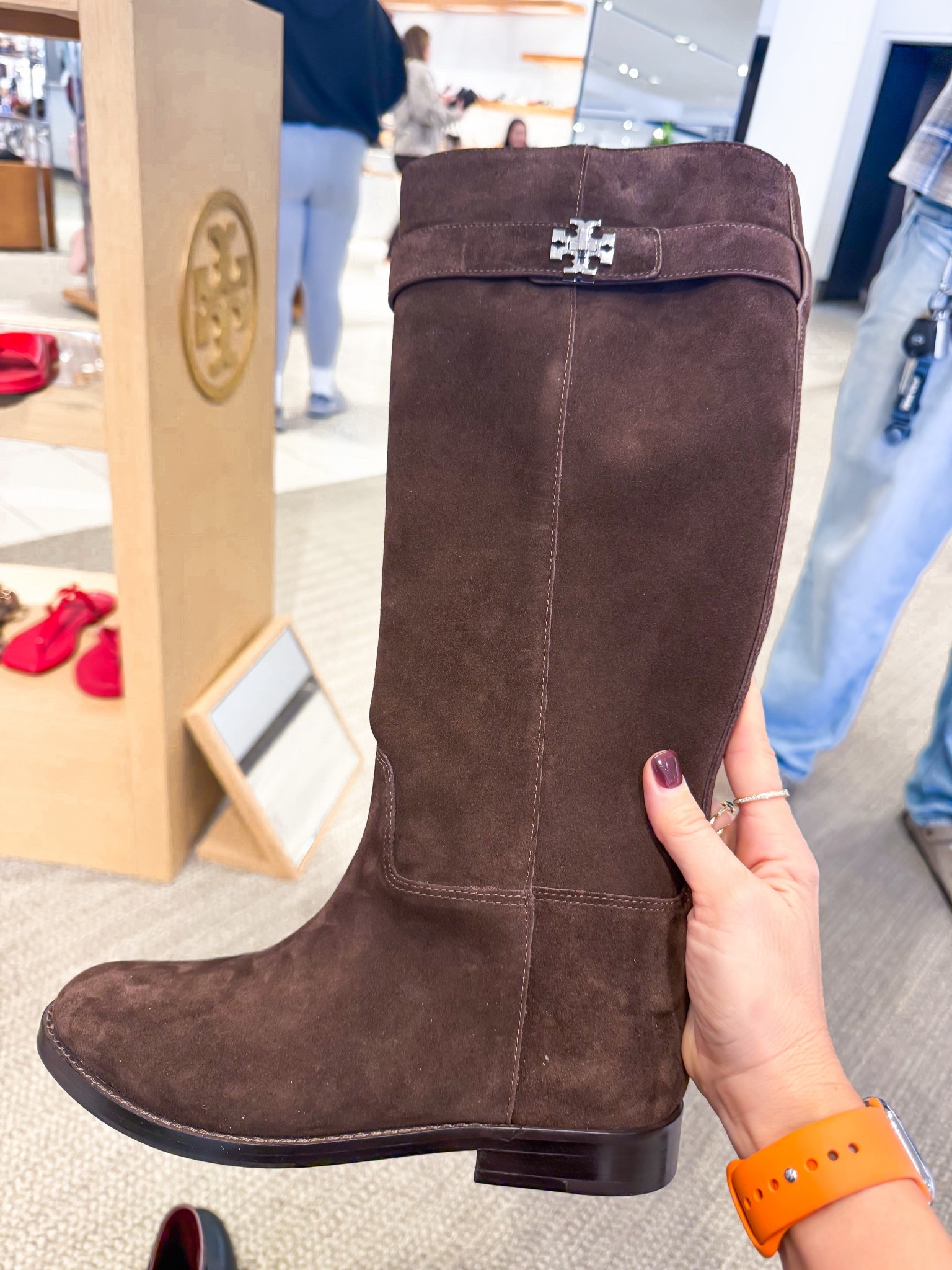 Fall boots shopping 

I have lost 75 pounds and all my shoes are too big! I’m shooing for new fall boots and booties and fell in love with these Tory Burch riding boots 🤎 the calves are wider and the suede is luxe 



#LTKShoeCrush #LTKStyleTip #LTKSeasonal