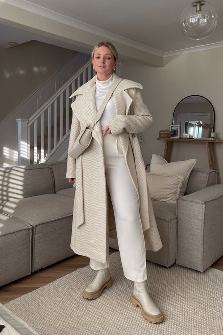 A winter wardrobe essential - a pair of tailored trousers. I love winter whites and outfits like these just feel so elegant and polished! Outfit from Karen Millen - I wear a size 10  