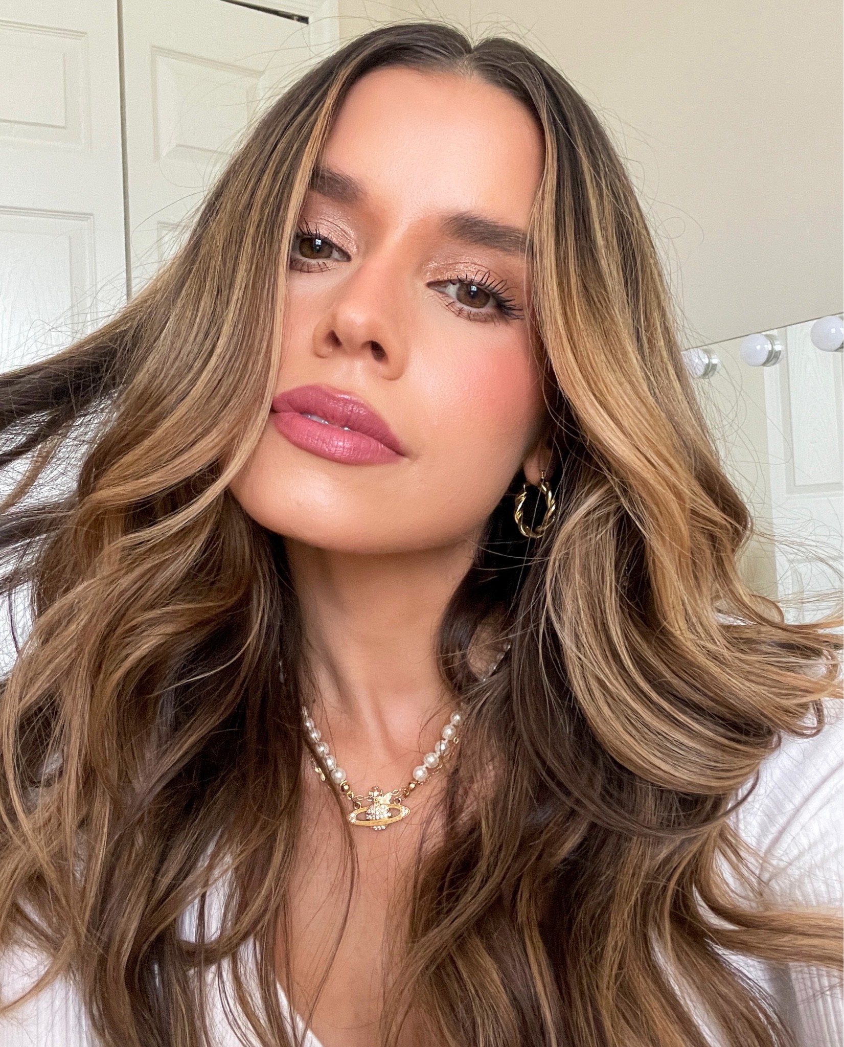 love this darker lip for fall👄
Mac lipstick in Twig
Mac lip liner in Oak
L’oréal true match nude tinted serum 4.5-5.5
Charlotte Tilbury flawless filter 4.5
Tarte cream bronzer in Seychelles
Too Faced bronzer in Chocolate Soleil
Elf putty blush in Bora Bora 
Sephora blush in Flirt it up
Charlotte Tilbury airbrush flawless finish in medium 
Elf halo setting powder in light pink 
Tarte shape tape concealer in light medium honey 
L’oréal lash paradise mascara 
Too faced the natural nudes palette 
