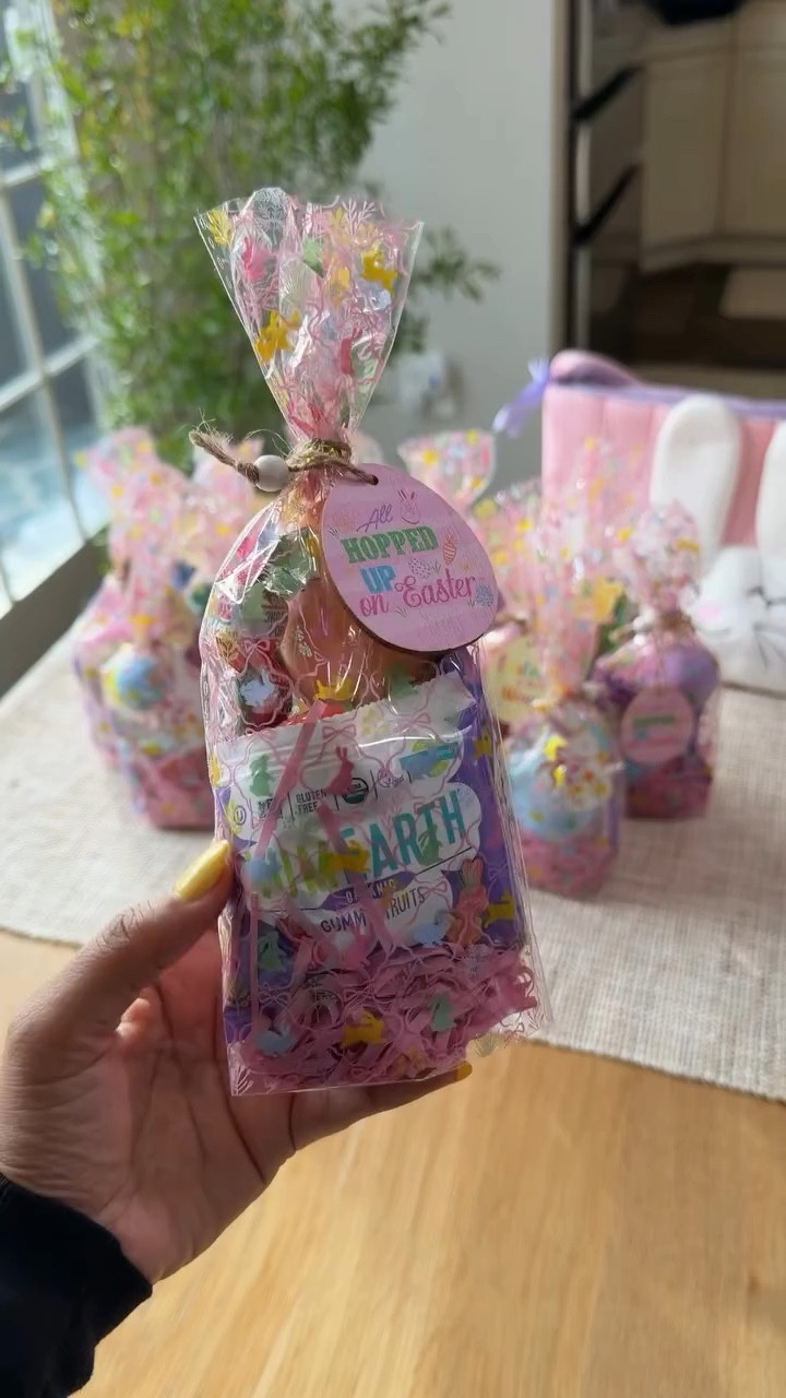 Making Easter goodie bags for my daughter’s class and it made me so happy. I love getting to do little things like this for her school 🐣🌸 🔗on ShopMy #easterbags #eastergiftsforkids #easterbasket #classroom #prek @target @dollartree