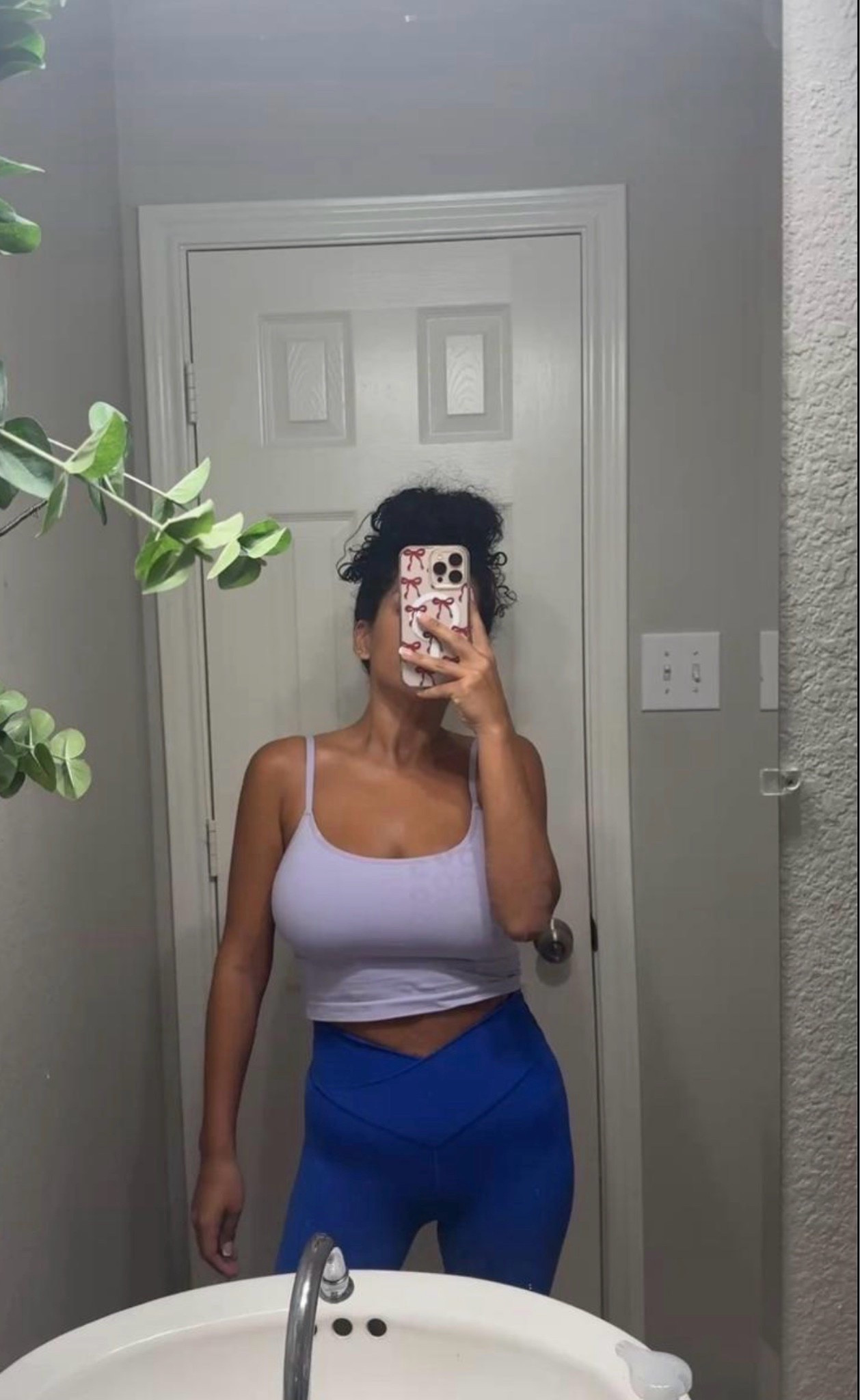 Workout basics with a pop of color 💙 This white tank and crossover-waist leggings combo is simple, flattering, and ready for an active day.

#Activewear #WorkoutOutfit #BlueLeggings #CrossoverLeggings #WhiteTank #AthleisureStyle #FitnessStyle #WorkoutWear

#LTKootd #LTKfitnessgoals #LTKmorningroutine