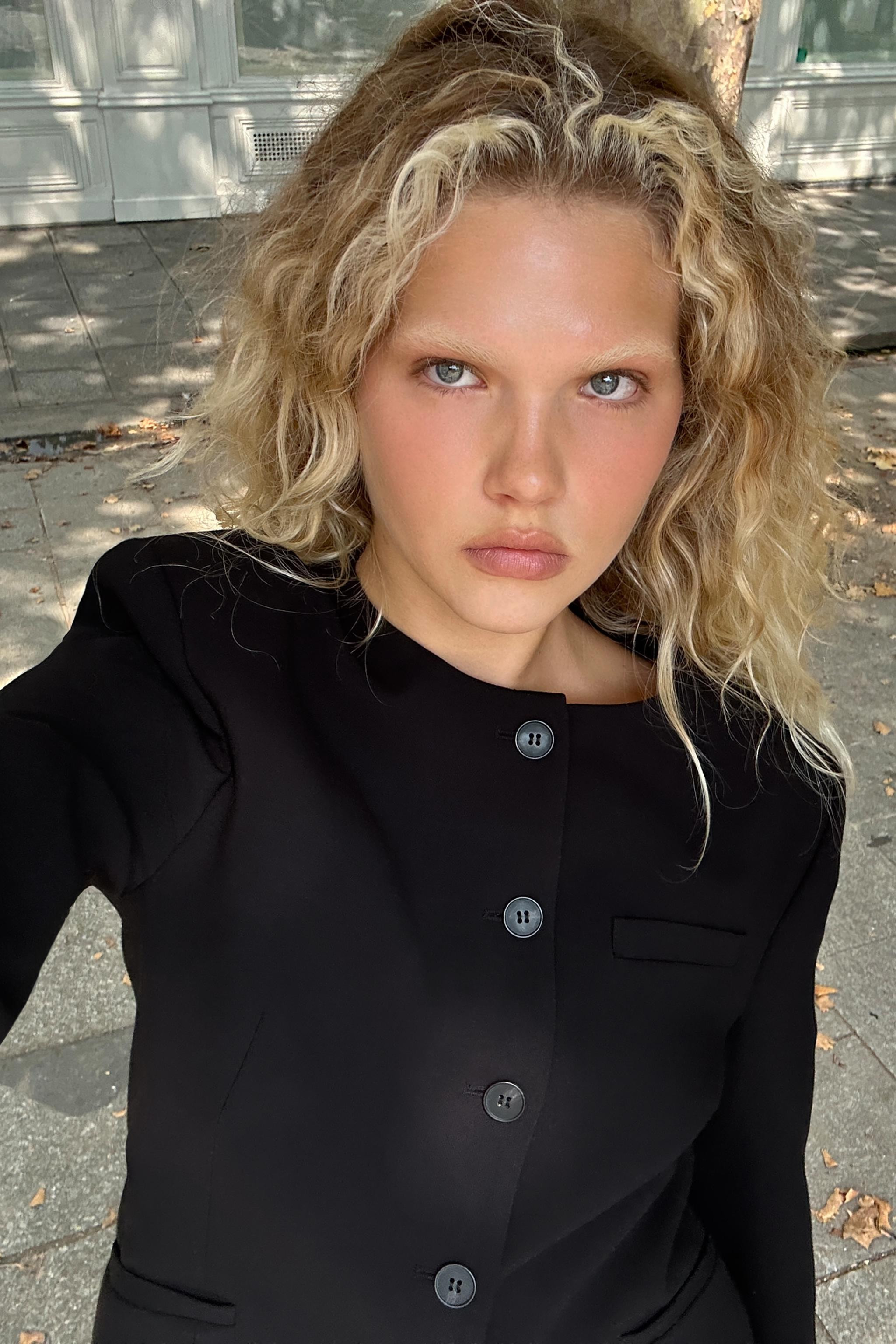 TAILLIERTER BLAZER MIT SCHULTERPOLSTERN | Zara DE