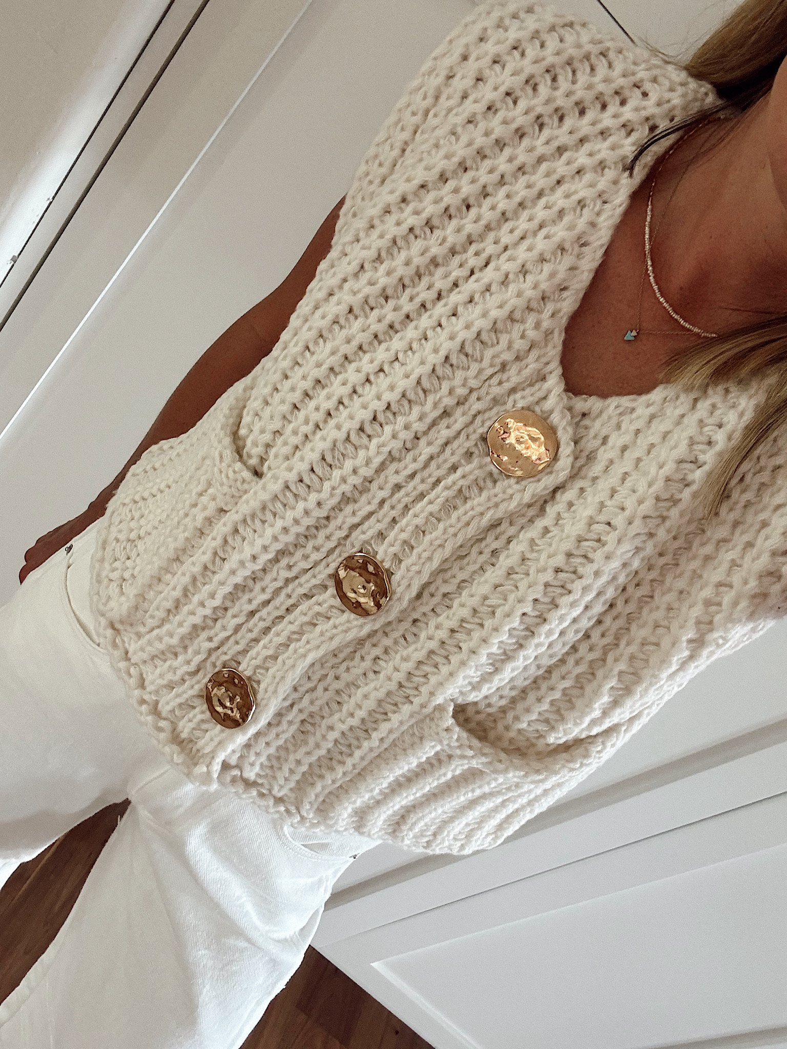 Amazon outfit // this is a must have sweater! I’m in a S 
Also wearing a S in these Amazon jeans 

#LTKFindsUnder50 #LTKStyleTip