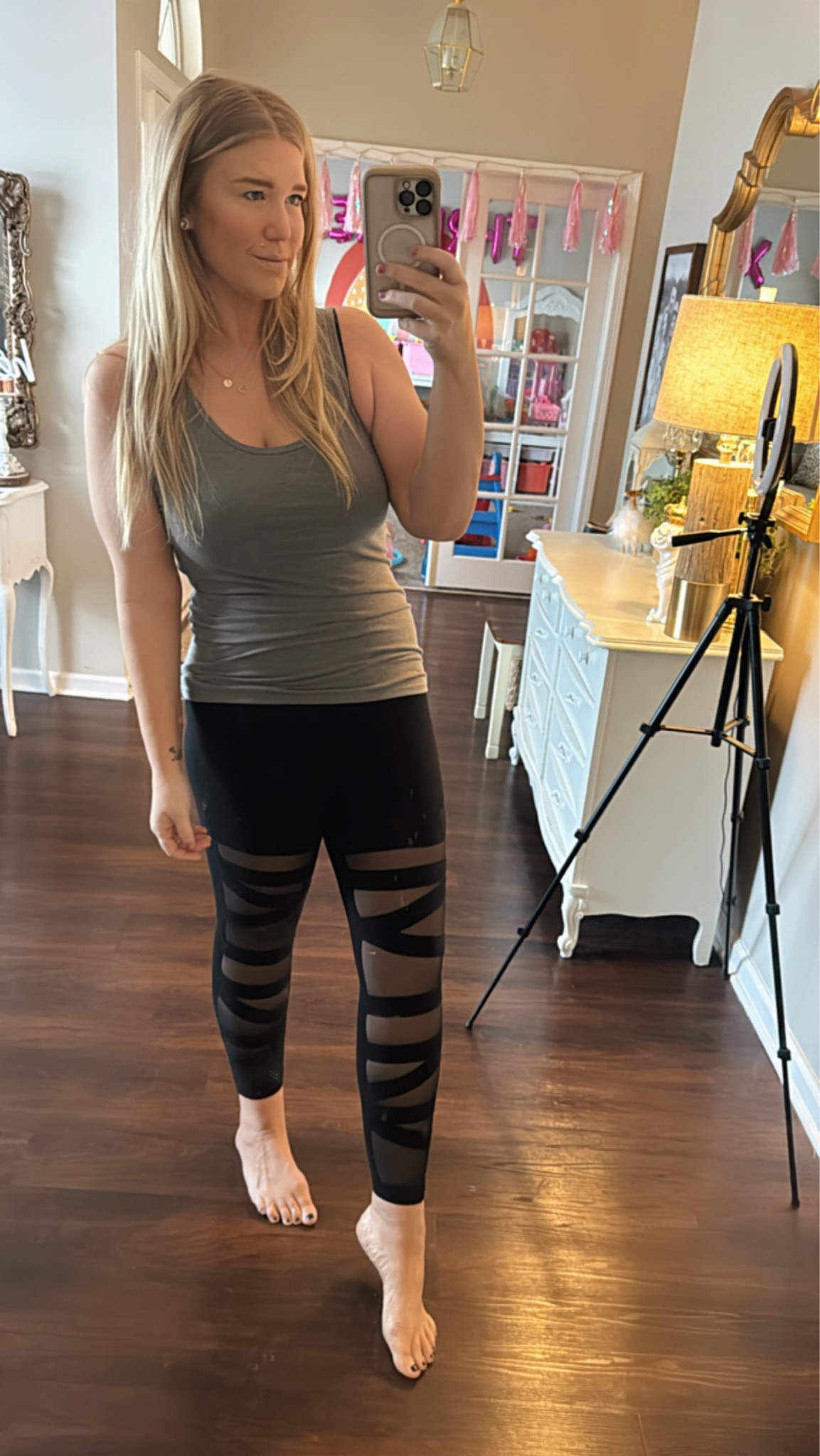 Top: large 
Leggings : 00 (sz 10)

#LTKfindsunder50 #LTKstyletip #LTKmidsize