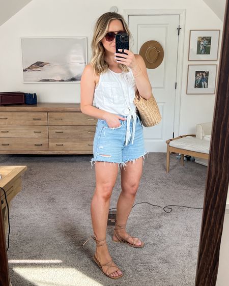 Casual jean shorts outfit 