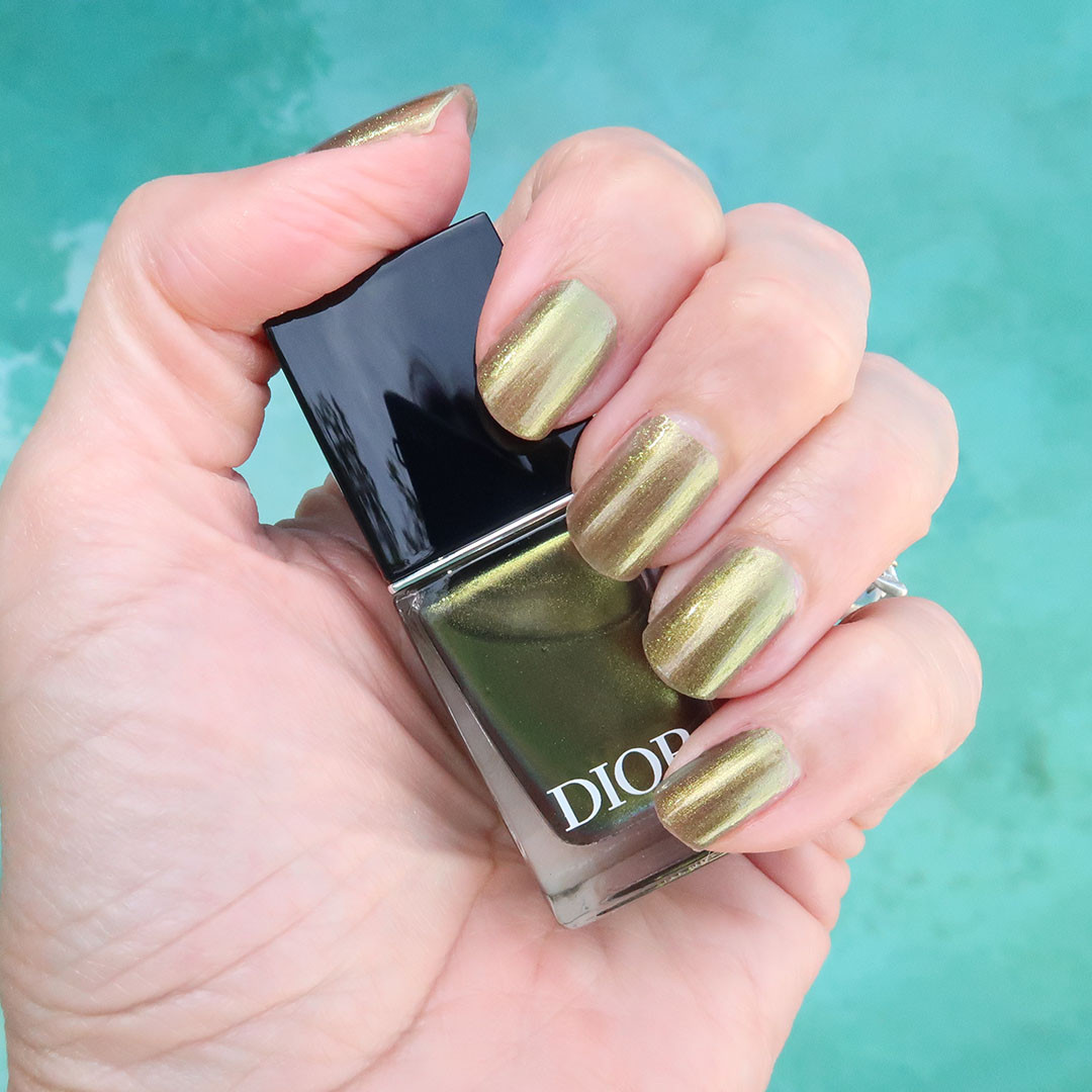 How fabulous is this green nail polish for fall! Love! It's the perfect, sparkling fall nail polish for the cool weather season.  

 #LTKBeauty