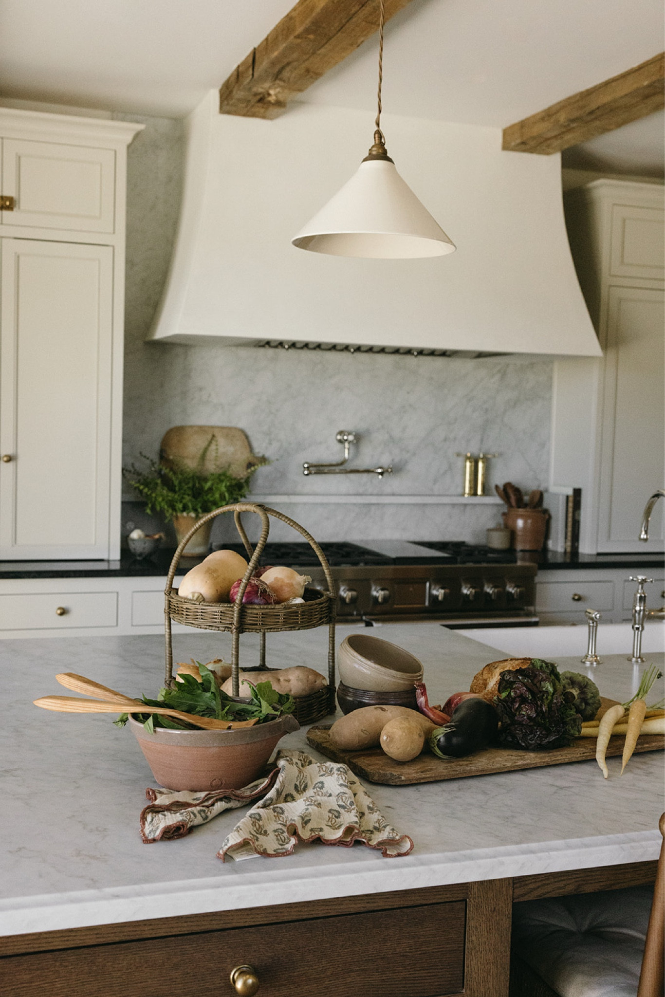 When installing my client’s home in California, I knew she loved #FarmhousePottery as much as I do. When placing an order from @Perigold, we snagged these @FarmhousePottery salad servers—perfect for hosting this season. #Perigold #PerigoldDesign #PerigoldPartner