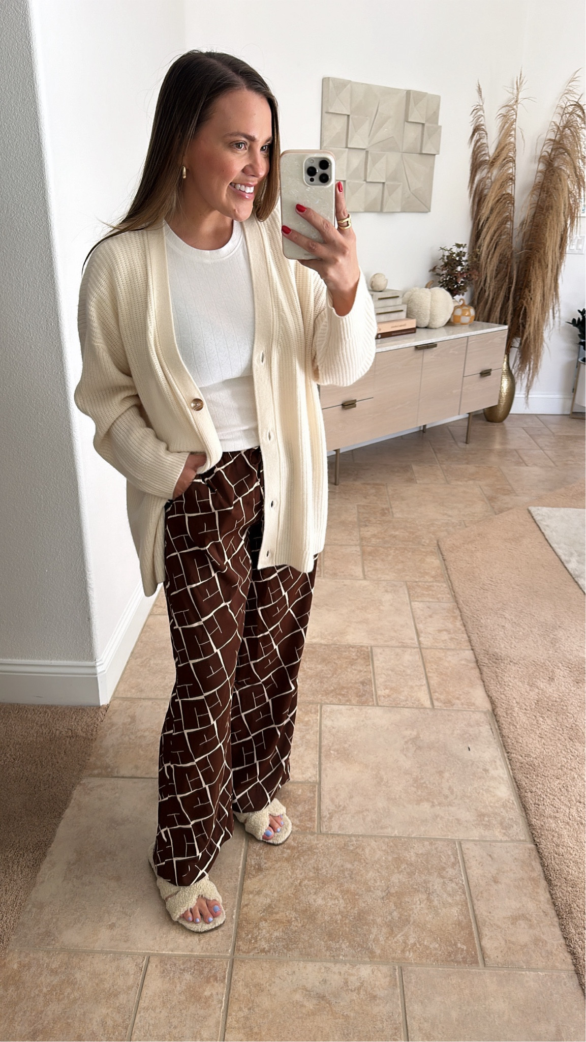 resort pants you can wear into fall! i’m wearing size medium in the pants and large in the sweaters 