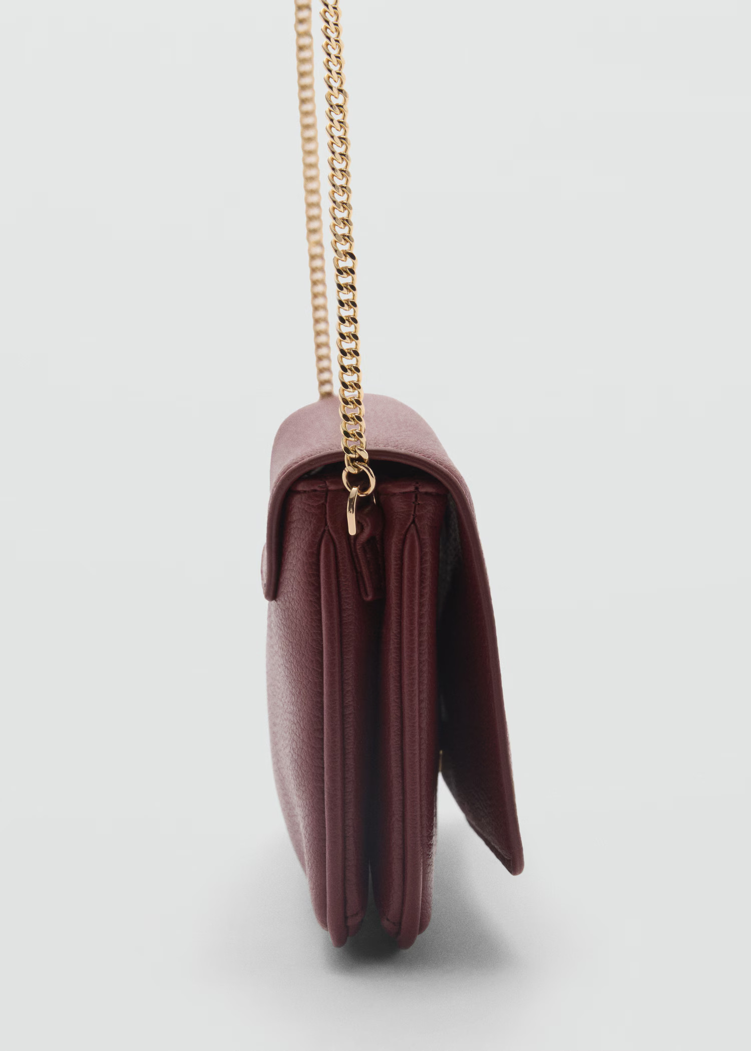 Crossbody bag with chain - Woman | MANGO United Kingdom | MANGO (UK)