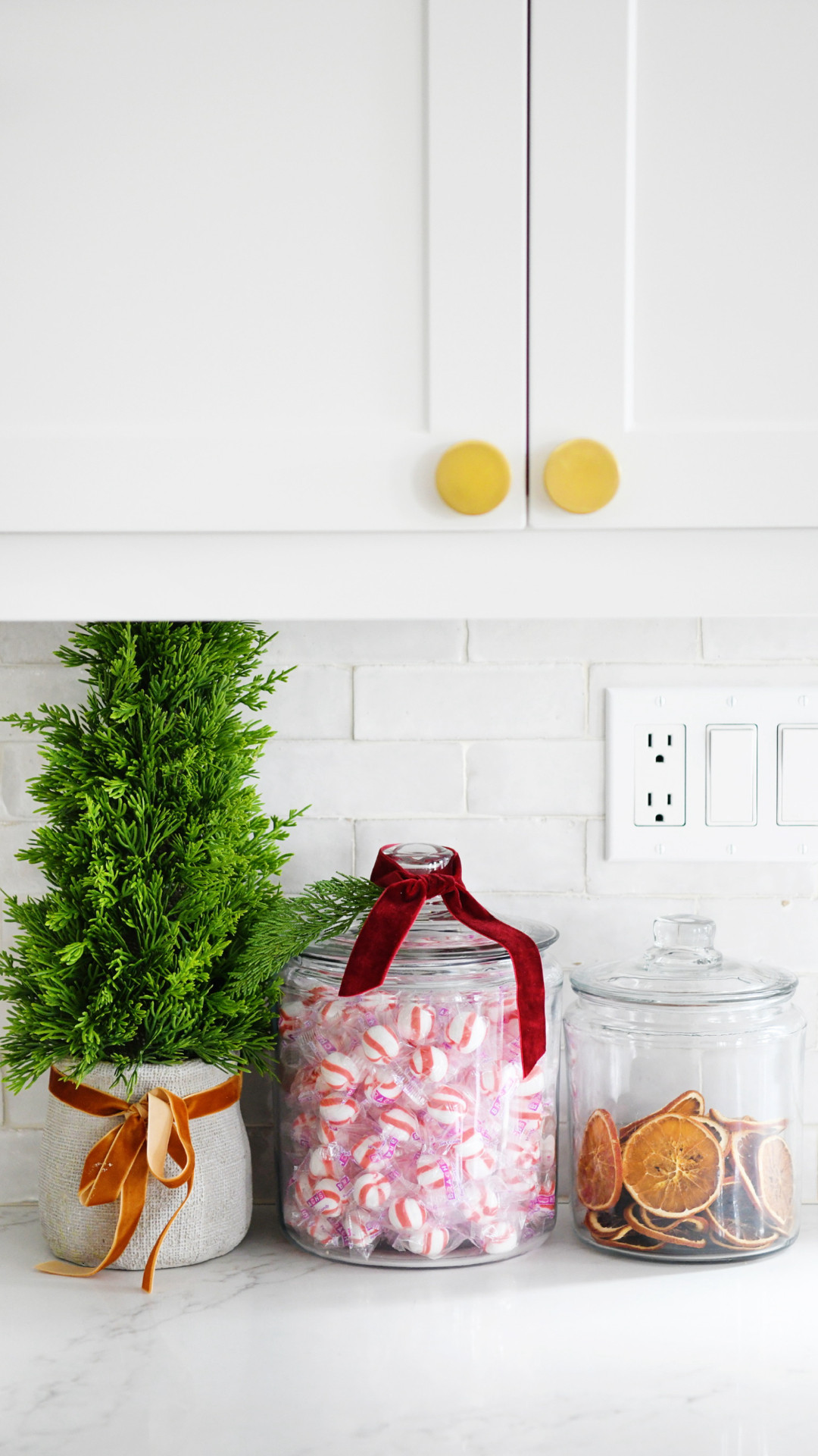 Cute Christmas details.

Christmas Decor | Christmas Jars | Christmas Home | Christmas Tree | Home Decor 

#LTKHoliday #LTKHome

 

 #LTKSaleAlert #LTKFindsUnder50 #LTKFindsUnder100