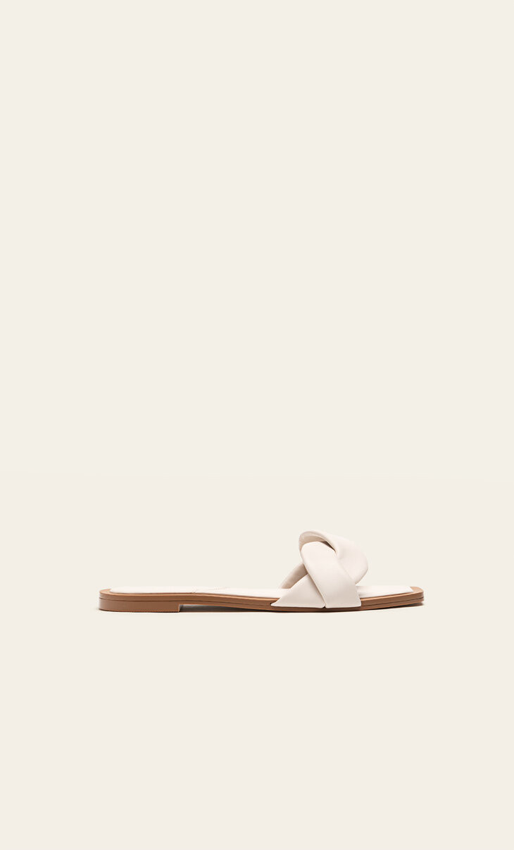Flache, geflochtene Sandalen | Stradivarius DE