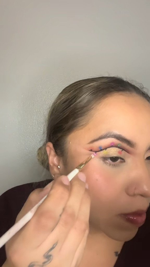 ✨ The Holiday Glam Everyone’s Searching For ✨
Cut crease + Christmas lights = instant festive glam 🎄💄
All products linked on my LTK 🤍
#holidaymakeup #christmasmakeup #cutcrease #holidayglam #makeupinspo #makeuplook #ltkmakeup #ltkbeauty #ltkholiday #beautyfinds


#LTKHoliday #LTKBeauty #LTKgrwm