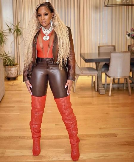 @sisterlovemjb 👑 Bow down to the Queen! 👑Mary J. Blige enters the Rock and Roll Hall of Fame in Mugler and Bottega, showing us how it’s done in style wearing the radiant Sister Love Icy Diamond Queen hoops. 😍 Your success lights up every arena of life and we are so proud of you! 👏🏾👏🏾👏🏾