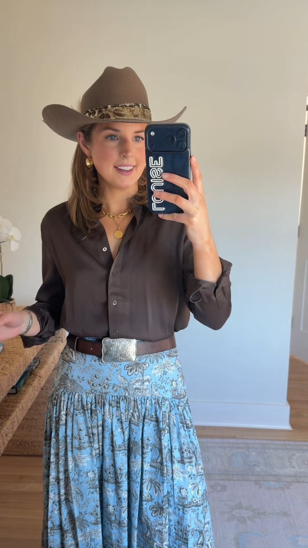 Western chic outfit idea! Wearing an XS in top and 4 in skirt!

Western chic // western outfit 