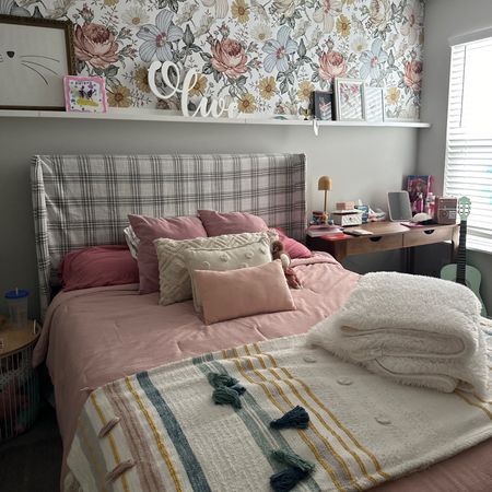 I just love this room… 
And the plaid bed too! 😍
#girlsroom #bedroom #kidsroom