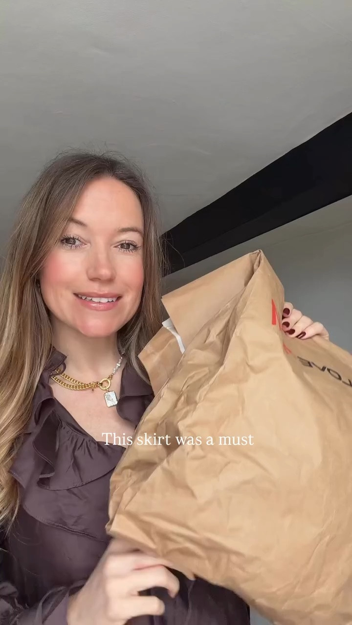 I will be prancing around in this skirt for the foreseeable 🤎🤍

Such a gorgeous flared ankle length shape and the quality feels amazing too. It’s the perfect transitional piece into spring x