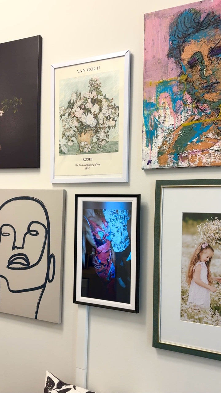 I love this little digital photo frame 🥹💕 I can’t wait to put our engagement shoot photos on here!! 👰🏼‍♀️🤵🏽 

📸 linked in bio under #temu finds! 

🧡🍊code: dzr2482

#temuhaul #temufinds #temucodes #viral #trending #home #2026bride #engagementshoot #homefinds #hometech #digitalphoto