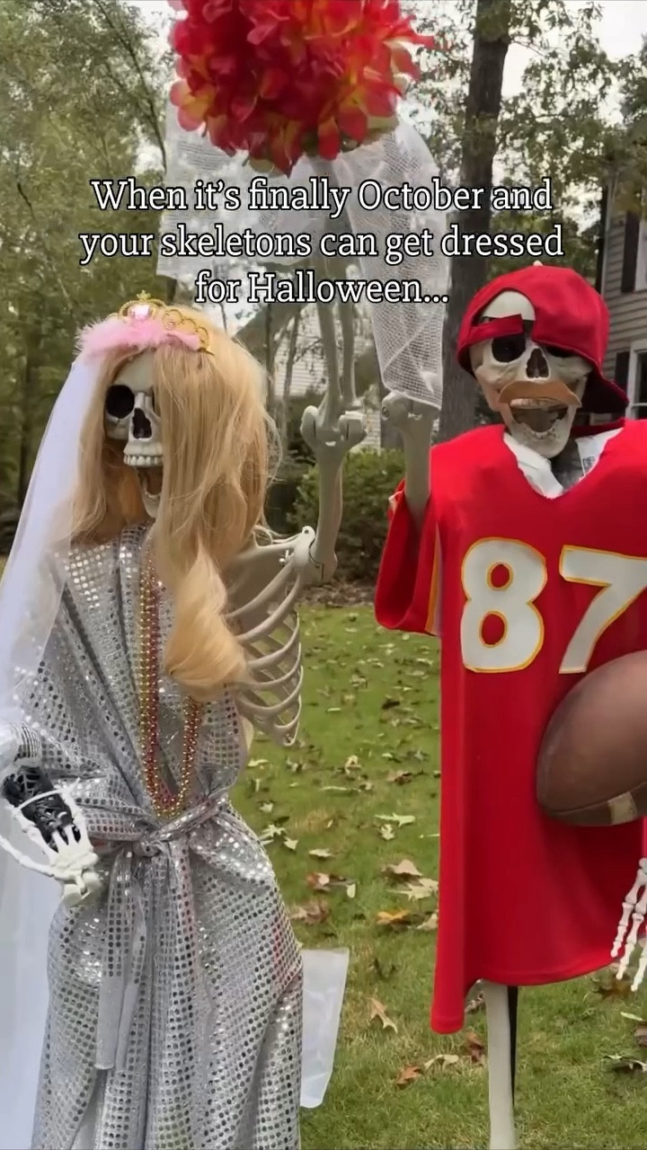 💀I mean my skeletons have been waiting for weeks to debut this year’s theme!! 🎤💍🏈

#posableskeletons #coronationdaytrend #halloweendecor #taylorandtravis #taylorandtravishalloween