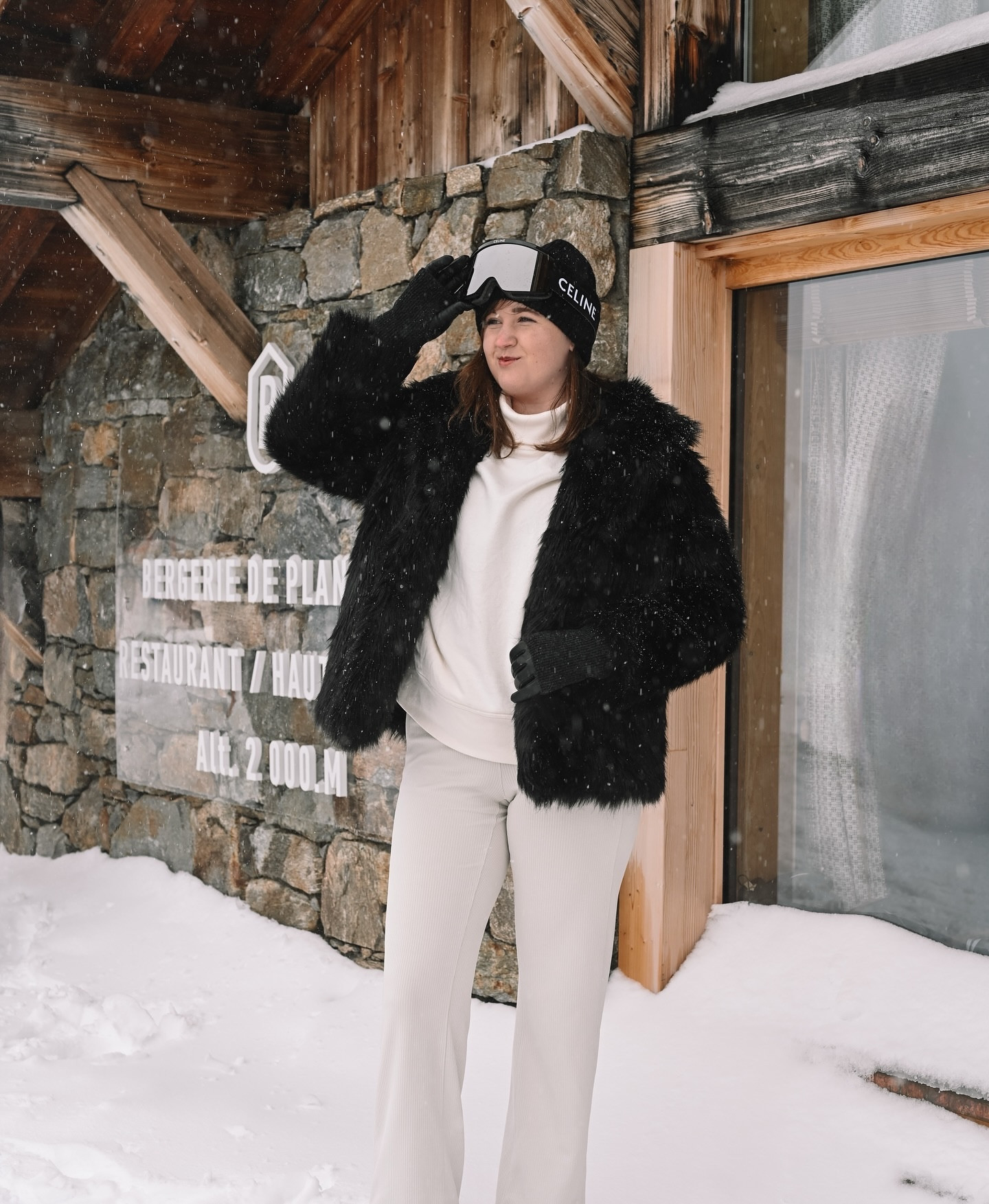 lunch in the snow 🐻‍❄️⛄️ had the most perfect and aesthetic on mountain alpine bites at @labergeriedeplanpraz 🖤 #frenchalps #aprèsski @abercrombie #AbercrombiePartner #FitCheck