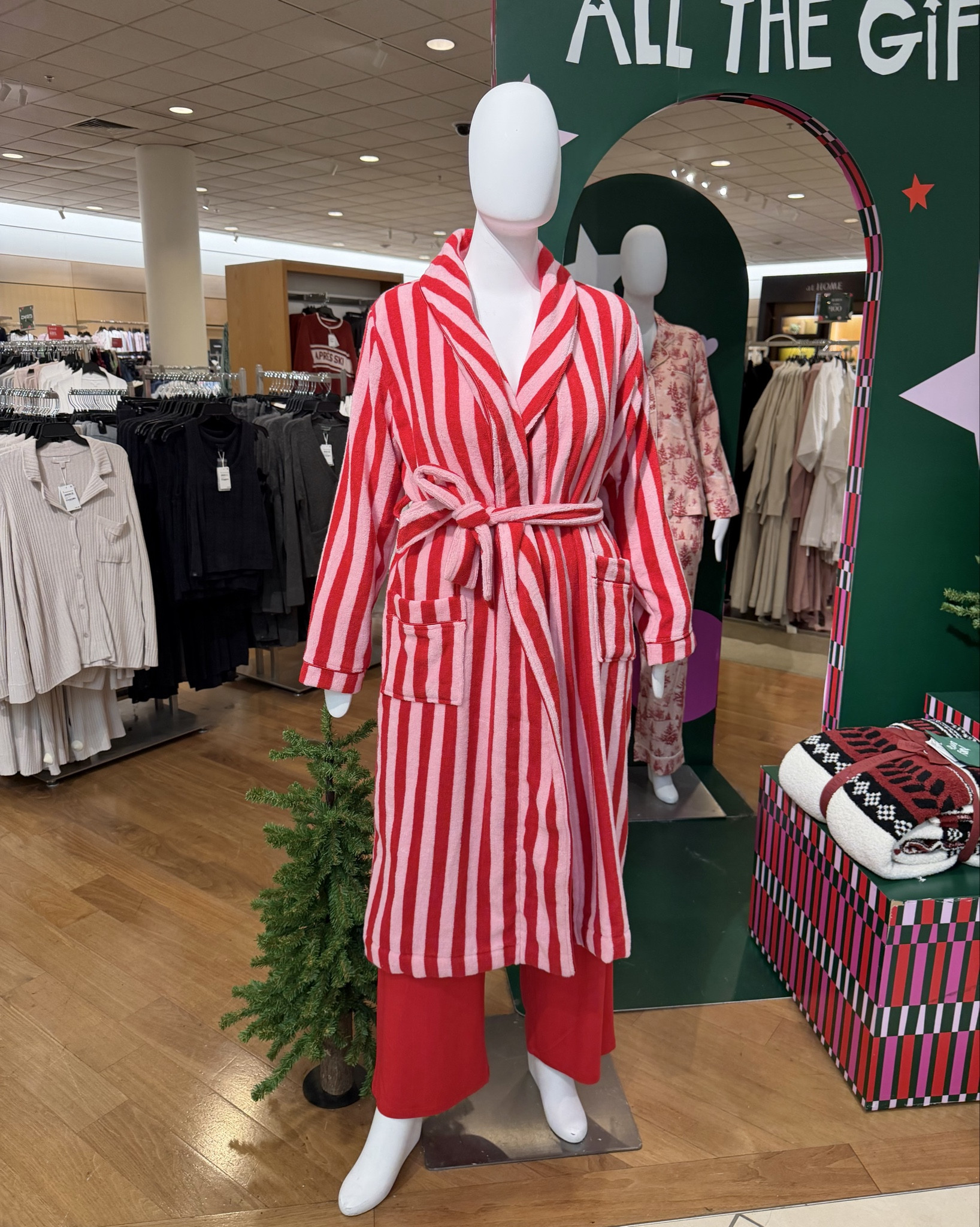 These pretty cotton robes make great gifts and are just under $100! 🎁🎄 I grabbed the pink robe for my mom 