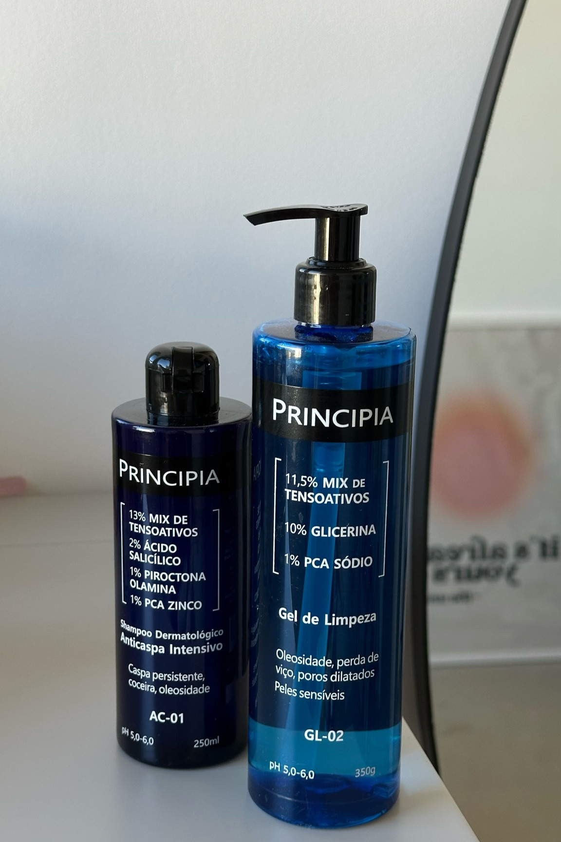 Gel de limpeza com 2% de ácido salicílico e 5% de glicerina, com alta eficácia na melhora da oleosidade, maciez e viço da pele.  

Shampoo anticaspa intensivo com 13% de Mix de Tensoativos + 2% de Ácido Salicílico + 1% Piroctona Olamina + 1% PCA Zinco, com alta eficácia na redução da caspa persistente, oleosidade e coceira do couro cabeludo. 