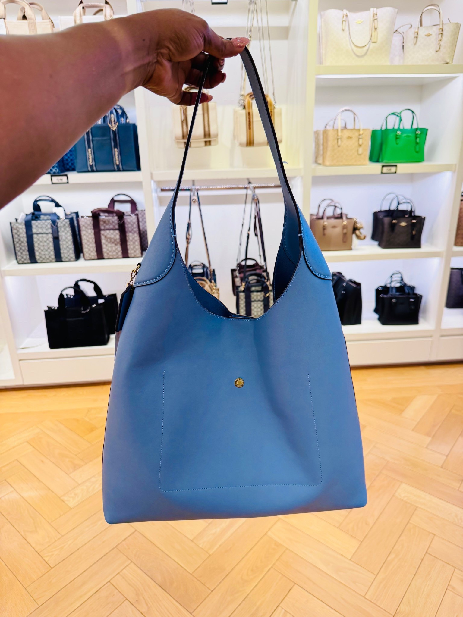 The very famous Brooklyn shoulder bag in size 39 comes in beautiful colours great for fall and everyone to choose from! 

#LTKwinter #LTKfall #LTKbag