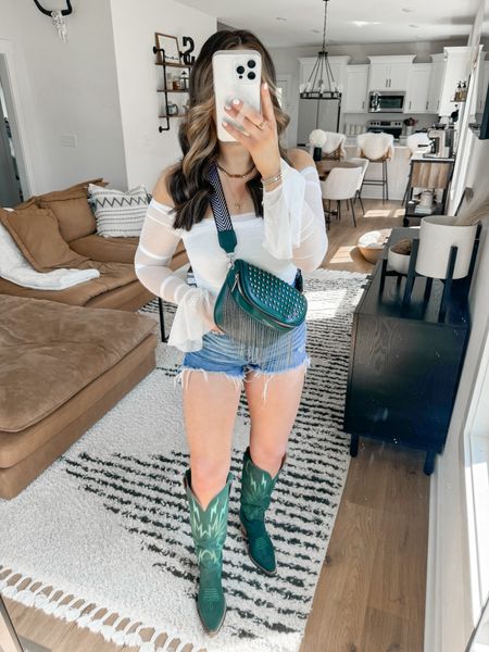 Nashville Outfit Inspo 🤍 

Bodysuit — xs (also linked other options since mine is almost sold out!)
Shorts — 27

Nashville outfits | Nashville outfit inspo | nashville ootd | Nashville outfit ideas | green suede western boots | white off the shoulder bodysuit | Levi’s denim shorts | green belt bag | country concert outfit ideas | western outfit inspo | western outfits | amazon outfits | amazon fashion 

#LTKshoecrush #LTKfindsunder50 #LTKfindsunder100