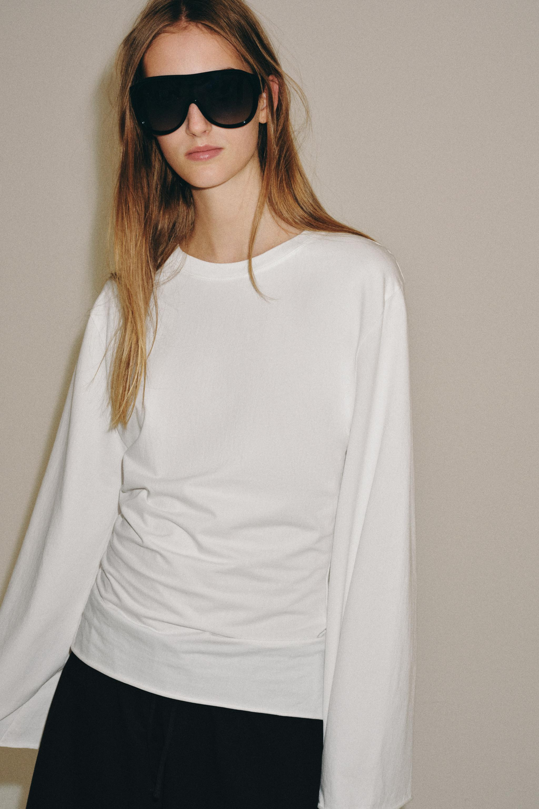 REGULAR FIT - ROUND NECK - REGULAR LENGTH - LONG SLEEVEST-shirt made with cotton yarn. Round neck... | Zara US