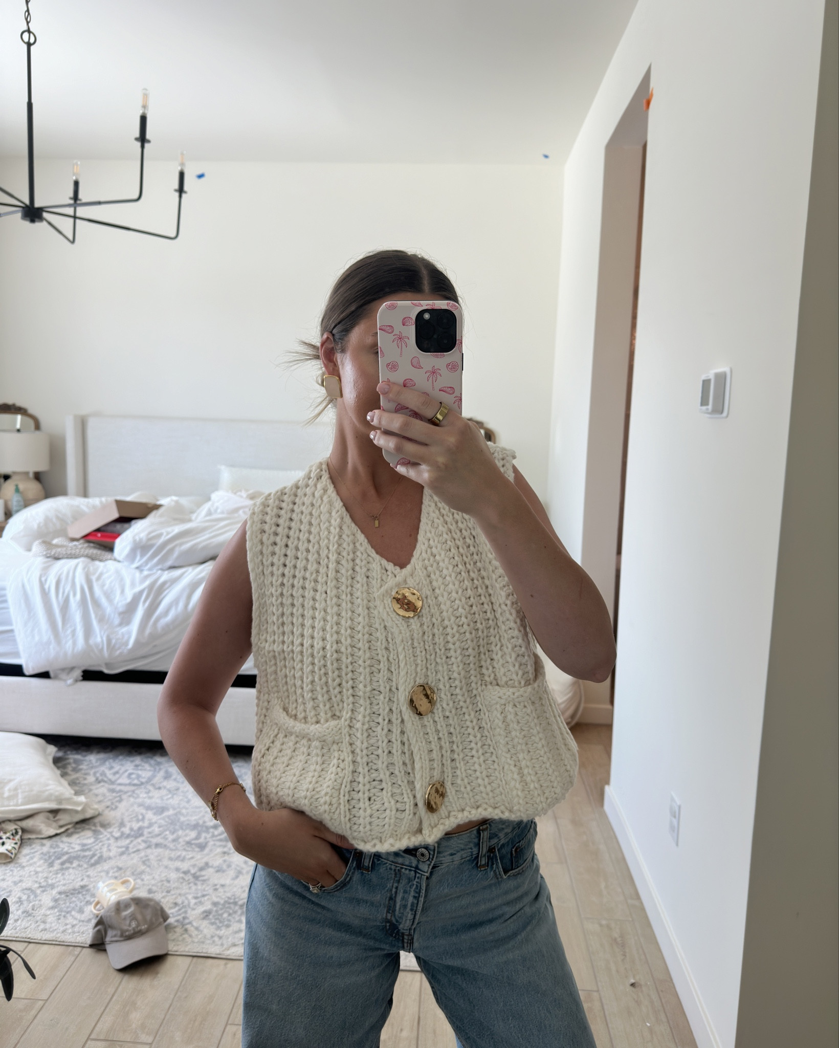 Medium in this Amazon viral sweater tank! 27 long in jeans (5’6 for reference) 