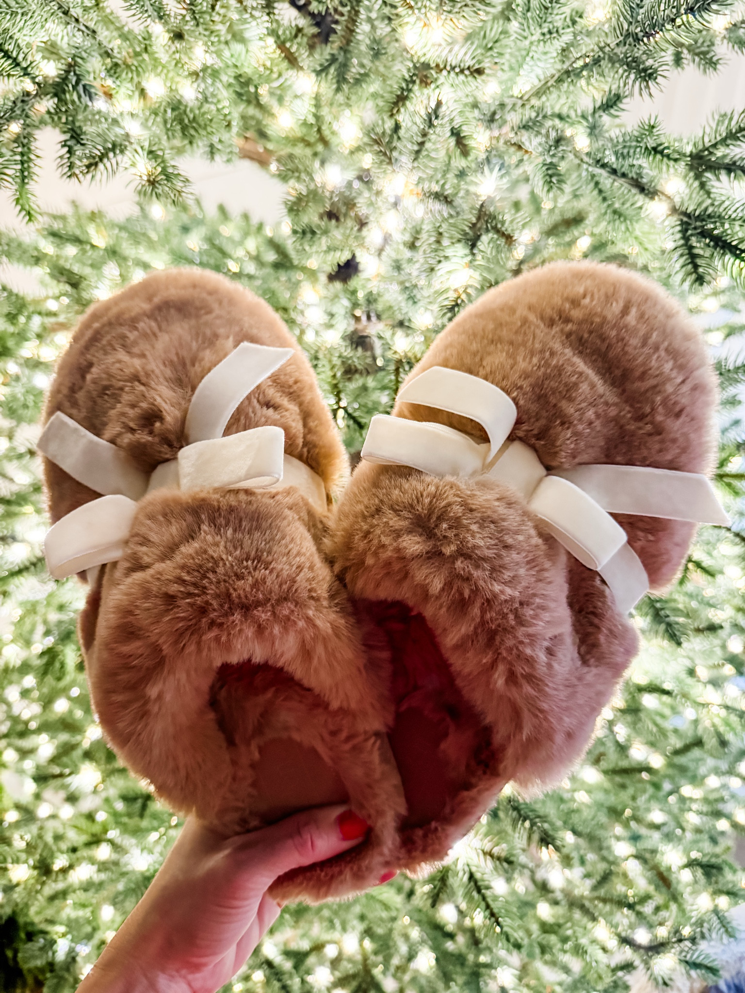 Fuzzy stuff slipper 
Bow slippers
Christmas slippers
Soft furry slippers 

#LTKstyletip #LTKfindsunder50 #LTKSeasonal