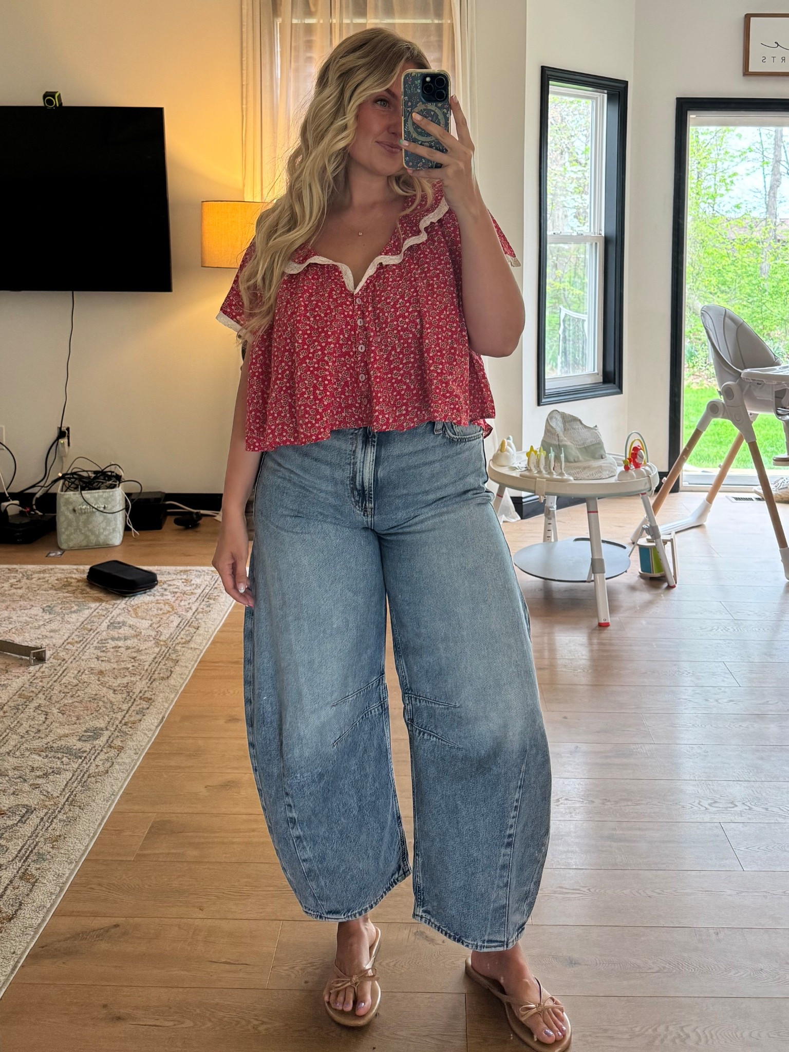 We need a new media table so bad so send your recs 😜 also barrel jeans on curvy body’s are chefs 😚 

#LTKmomlife #LTKootd #LTKMidsize