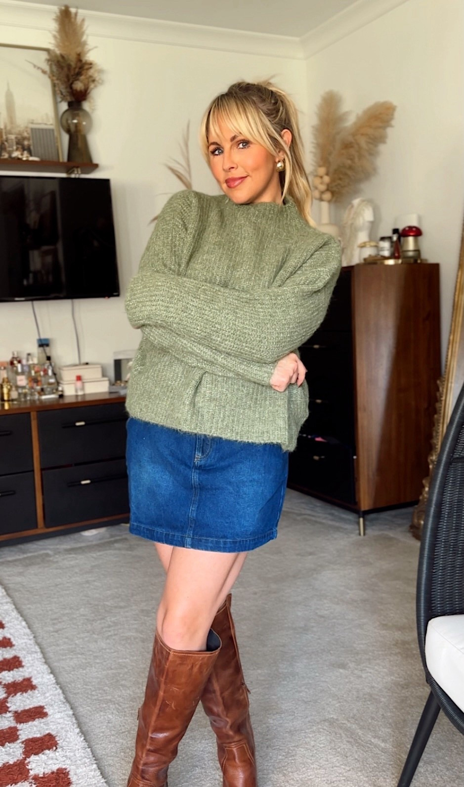 This oversized sweater is perfect this season! It literally goes with everything. Leggings, skirt, jeans… you name it.

#sweaters #vici #winterfashion 

#LTKootd