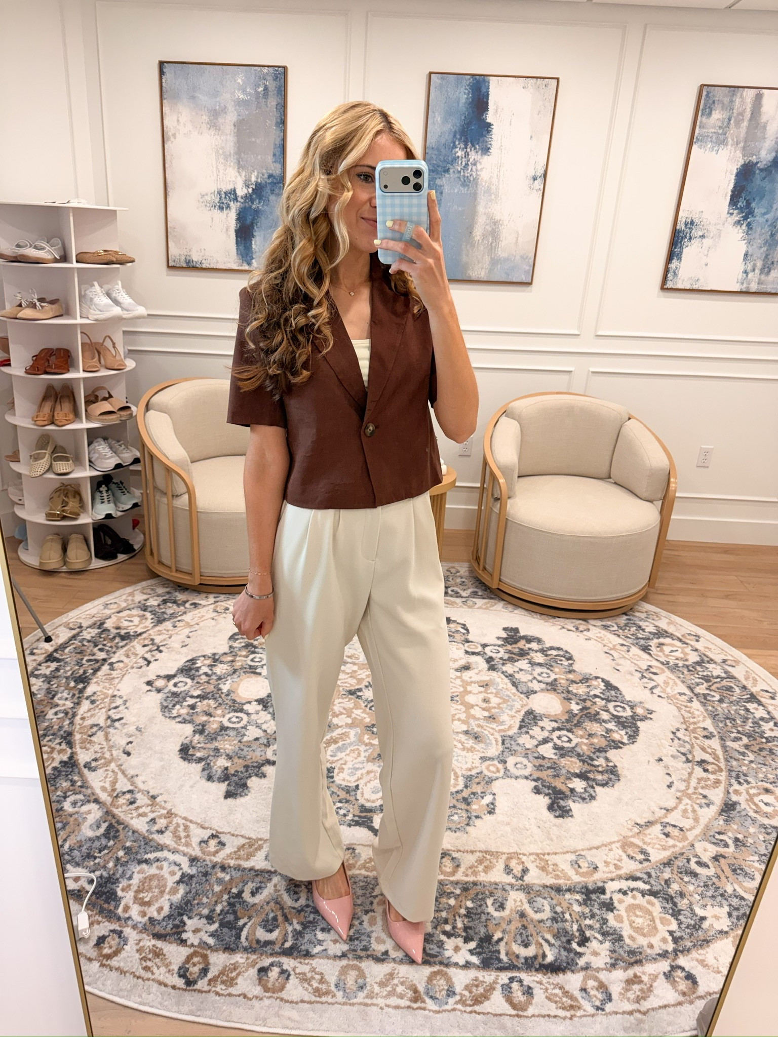 @Kohl's this cropped brown blazer from Kohl's paired with ivory pleated trousers is such an unexpected color combo for fall
True to size, styled with pink patent heels

#LTKootd #LTKWorkwear #LTKSeasonal