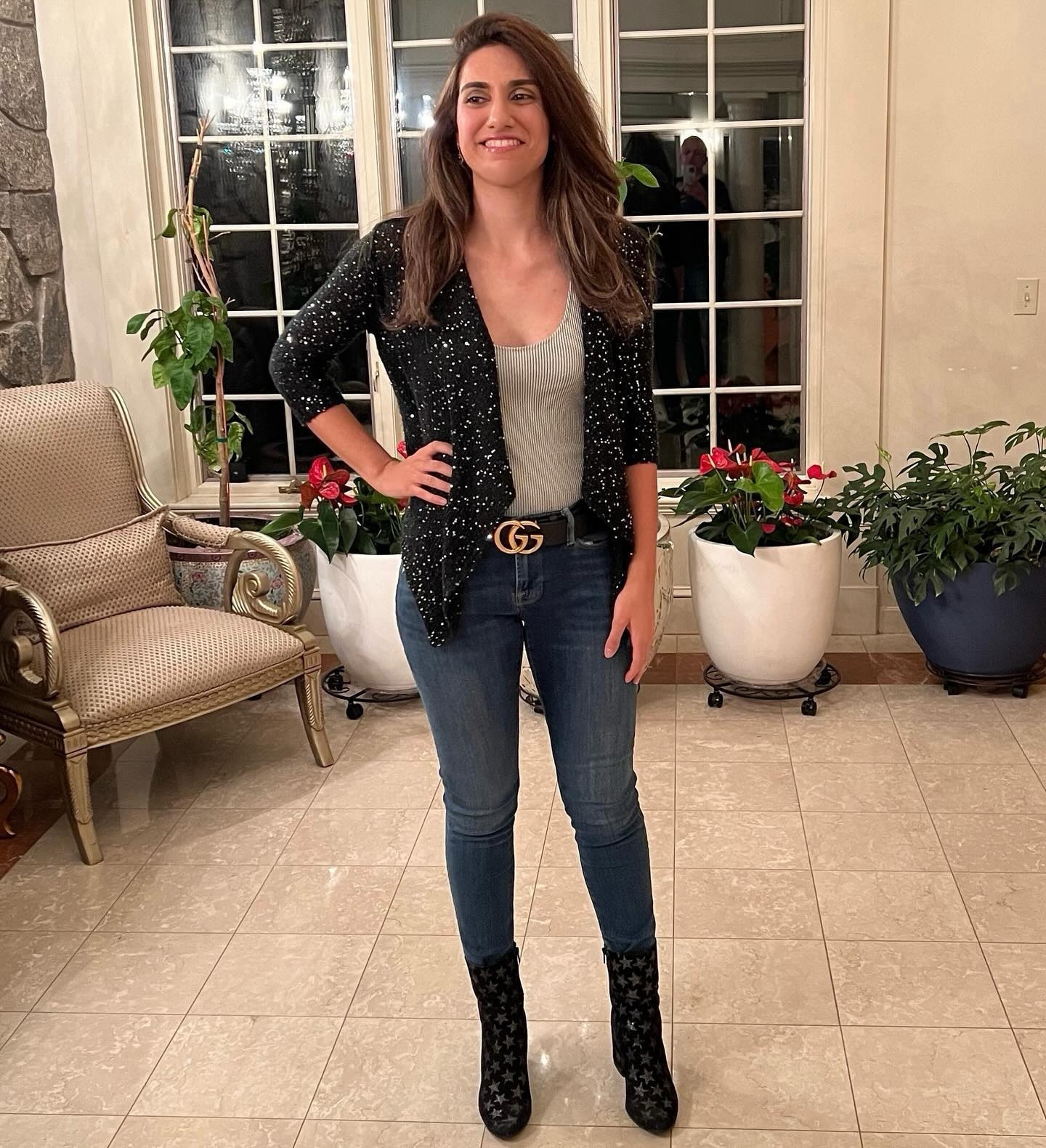 Stepping into the spotlight with a perfect blend of sparkle and sophistication, this look embodies the magic of the evening. 🌆🖤 Whether it’s a night out with friends or a special occasion, I’m all about embracing the moment and shining bright. Here’s to making memories in style! ✨