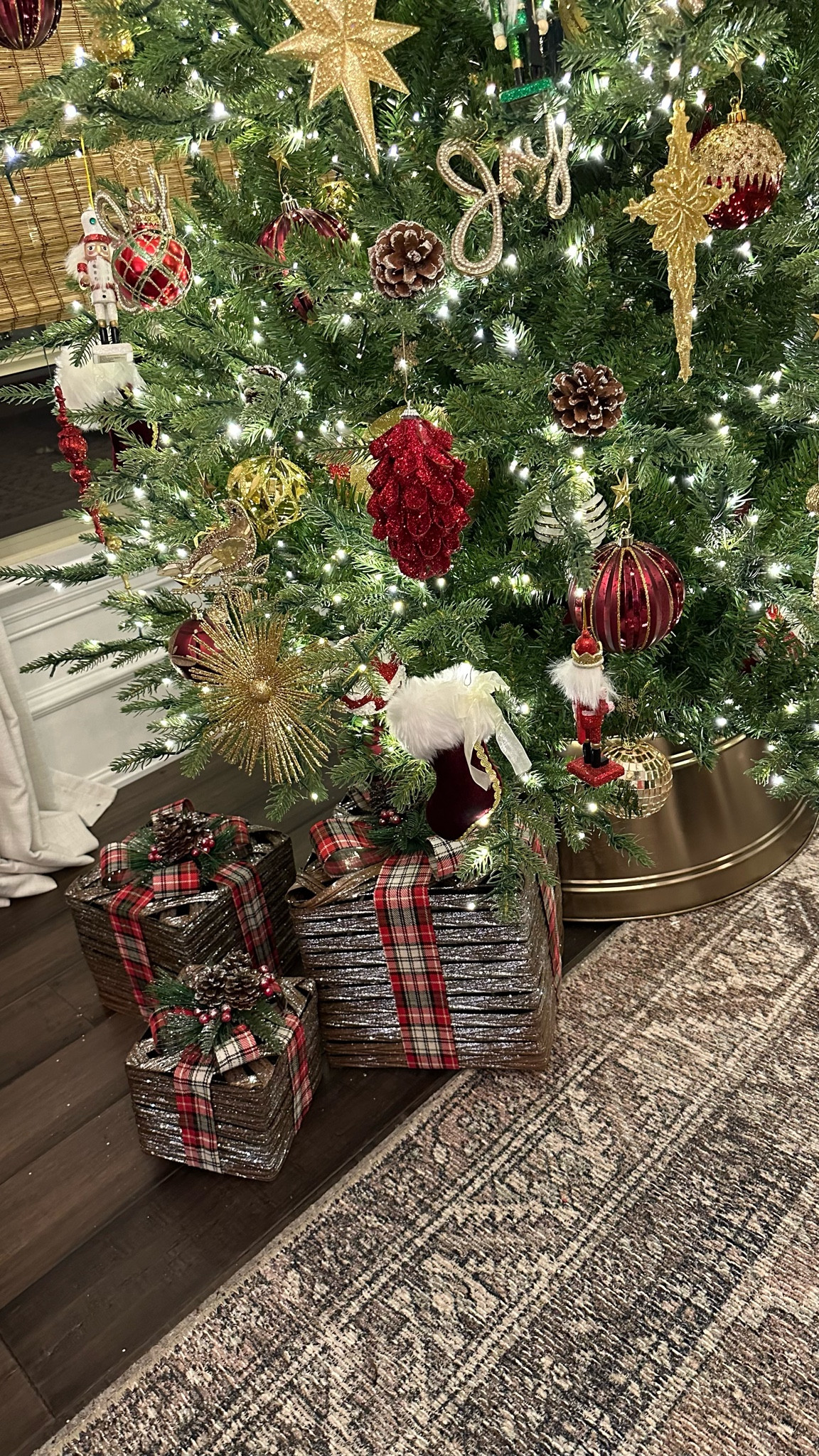 Prelit Christmas tree and prelit present boxes decor

Christmas decor// Christmas lights//holiday decor 

#LTKHoliday #LTKhome #LTKHolidaySale