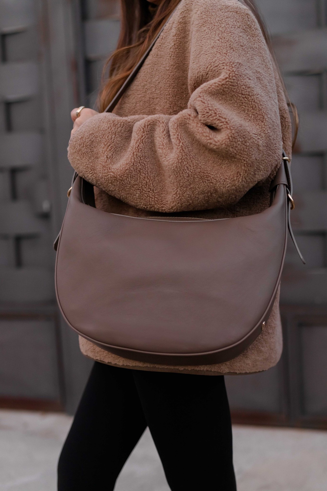 Bolso Reagan hobo negro con chaqueta denim y sudadera
Leather bag 

#LTKeurope #LTKbag #LTKgiftguide